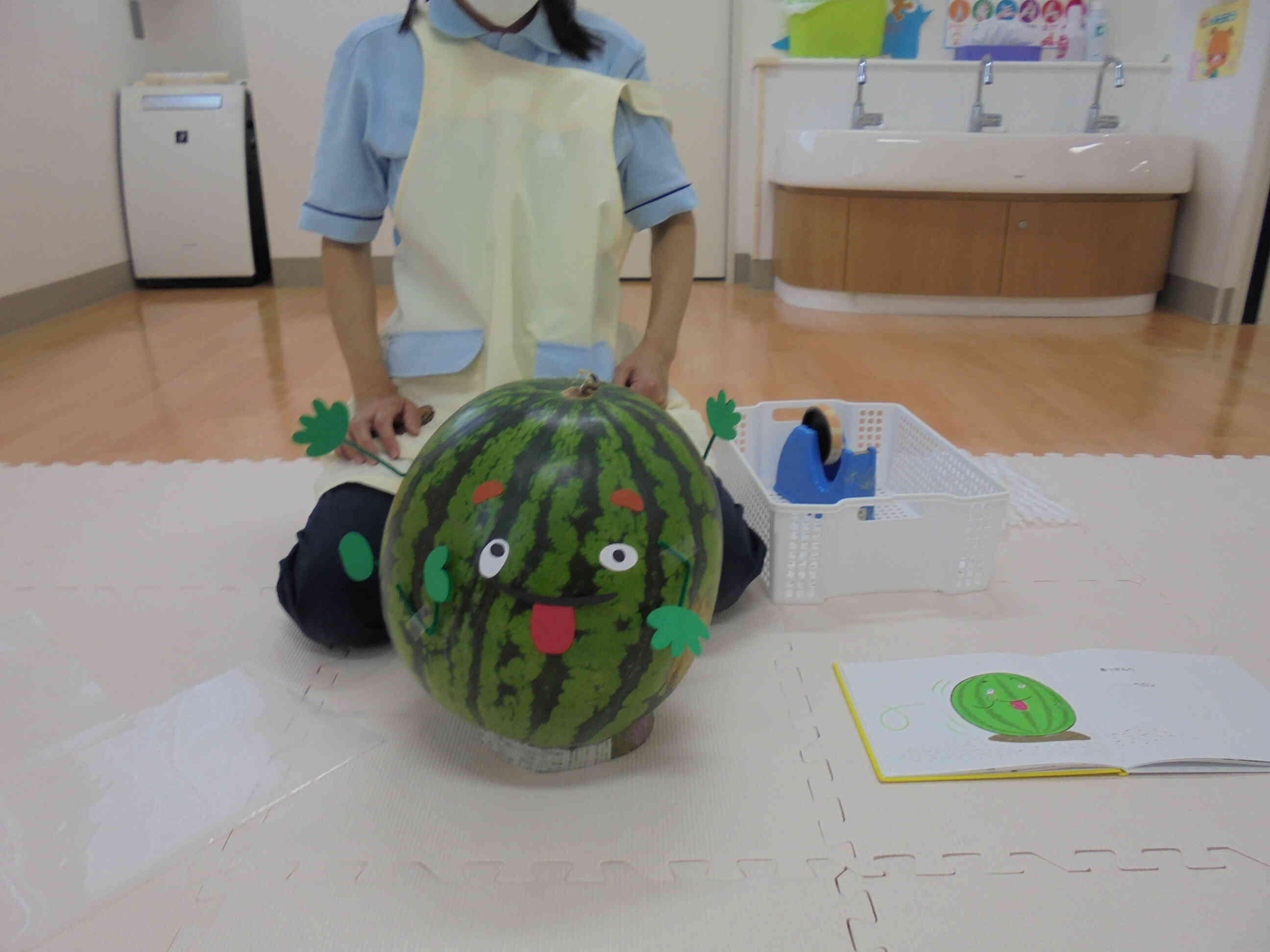 すいかが『すいかくん」に変身しました！絵本の中から飛び出したみたいですね。