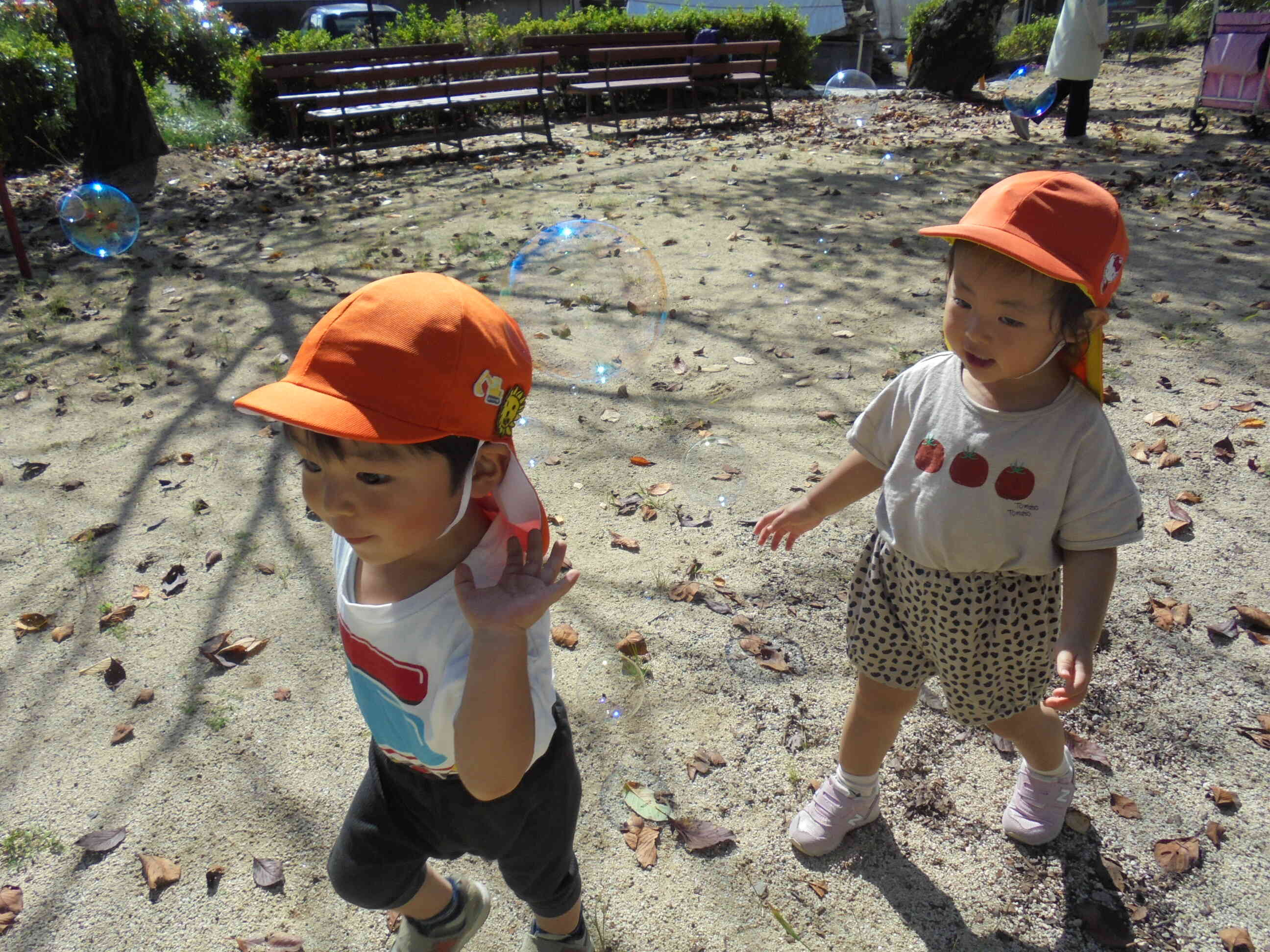 こちらはシャボン玉追いかけっこごっこ。たくさん体を動かして遊んでいます。