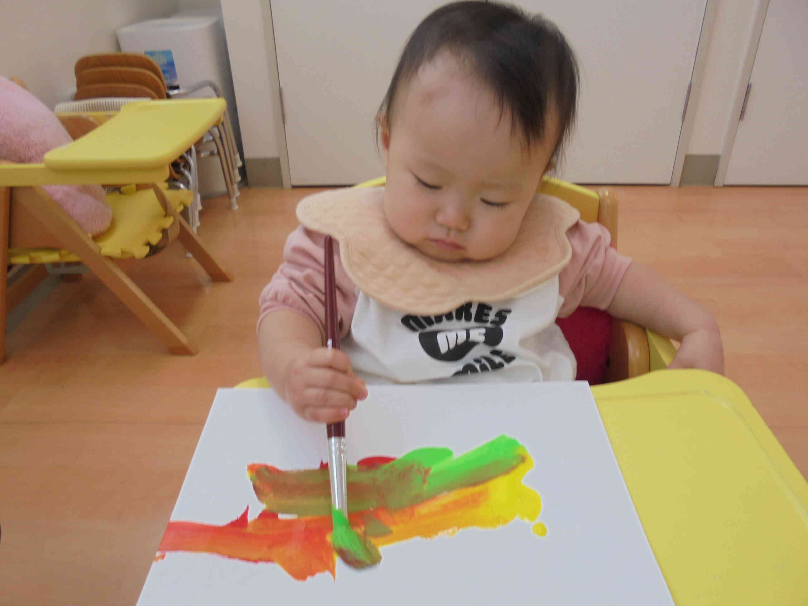 初めて絵の具で遊んだよ。筆をしっかり握っているね。