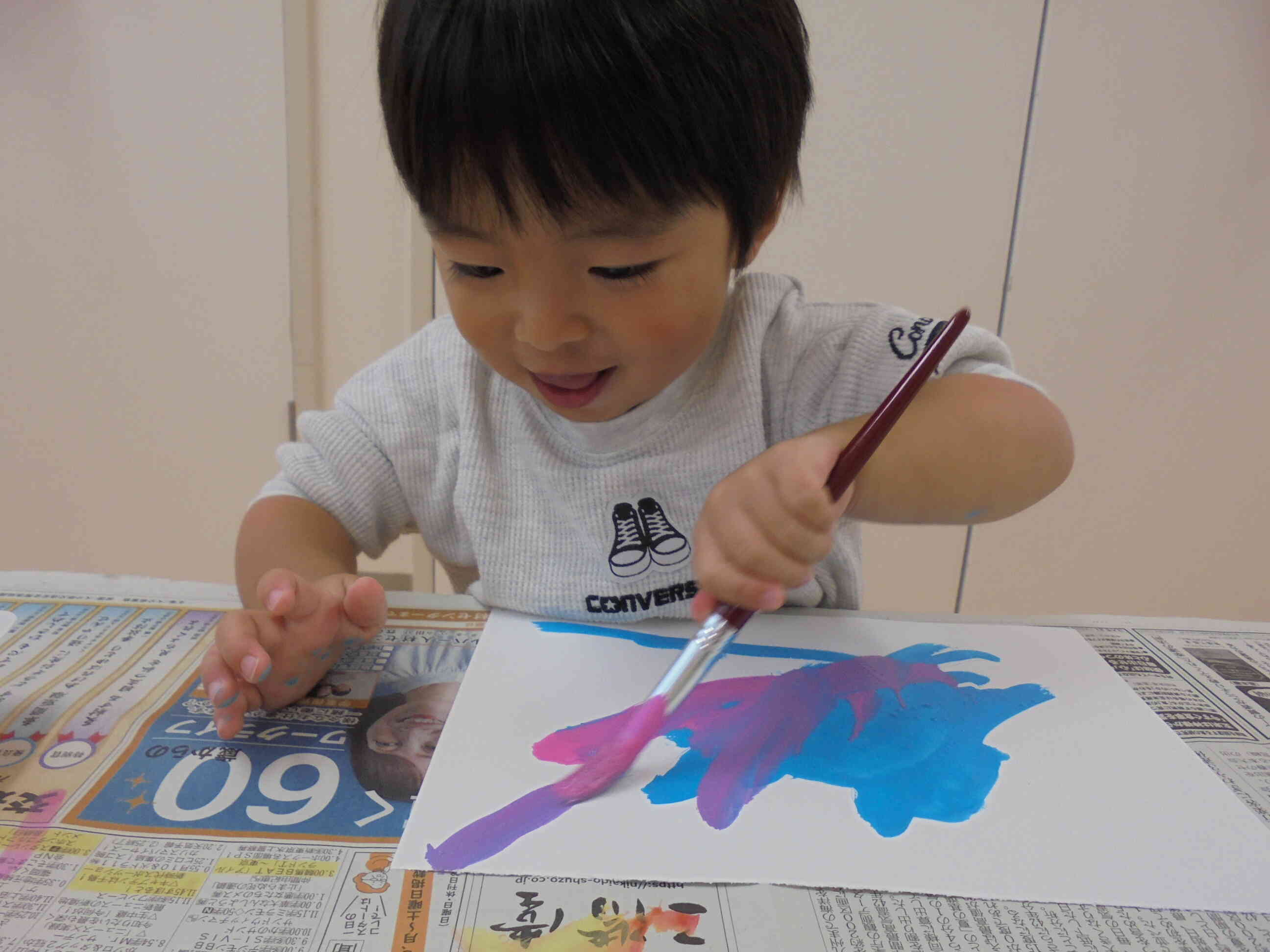 絵の具で遊ぶの楽しいね！