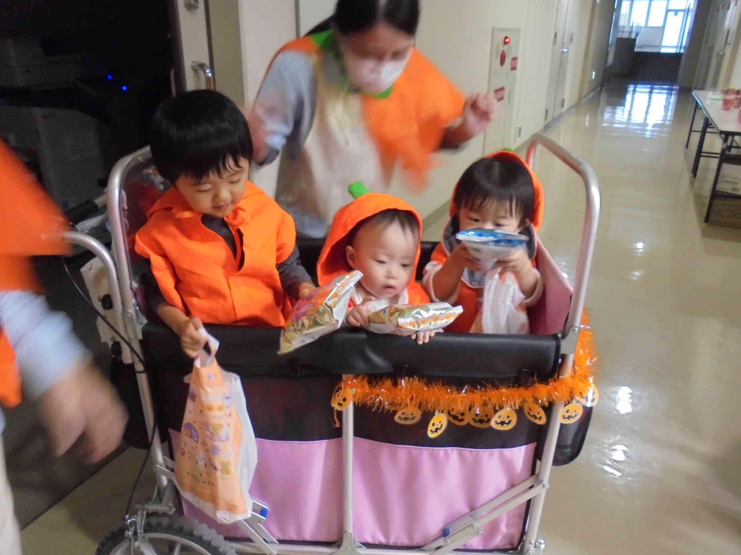 たくさんの方からお菓子やプレゼントをいただきました。みんな大喜び‼ありがとうございました。