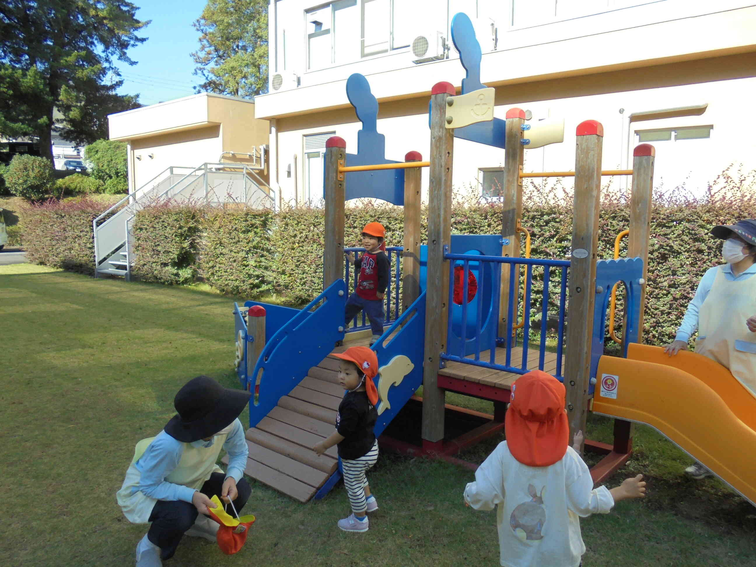 秋の日　中庭で