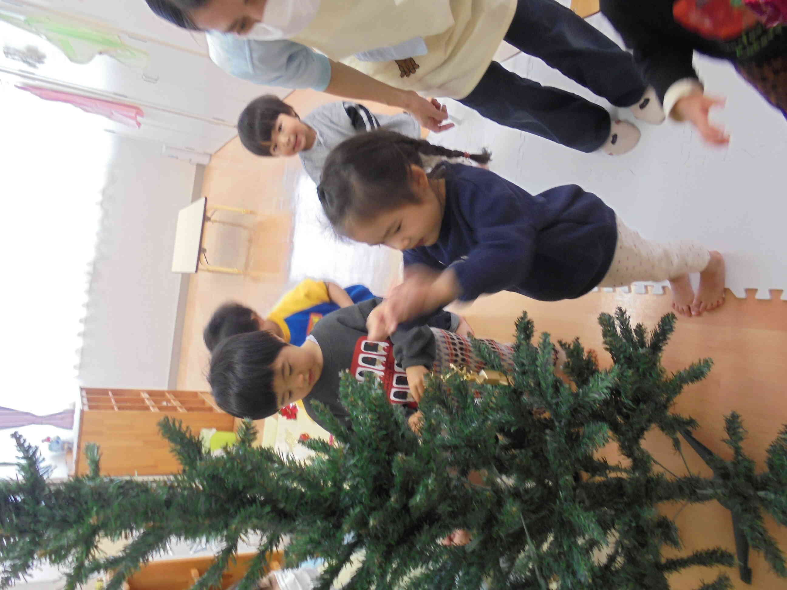 少し高いところは背伸びをして飾ったよ。