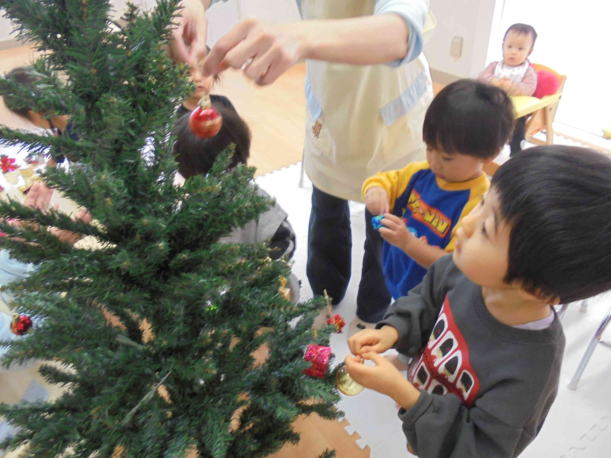 クリスマスツリーの飾り付け