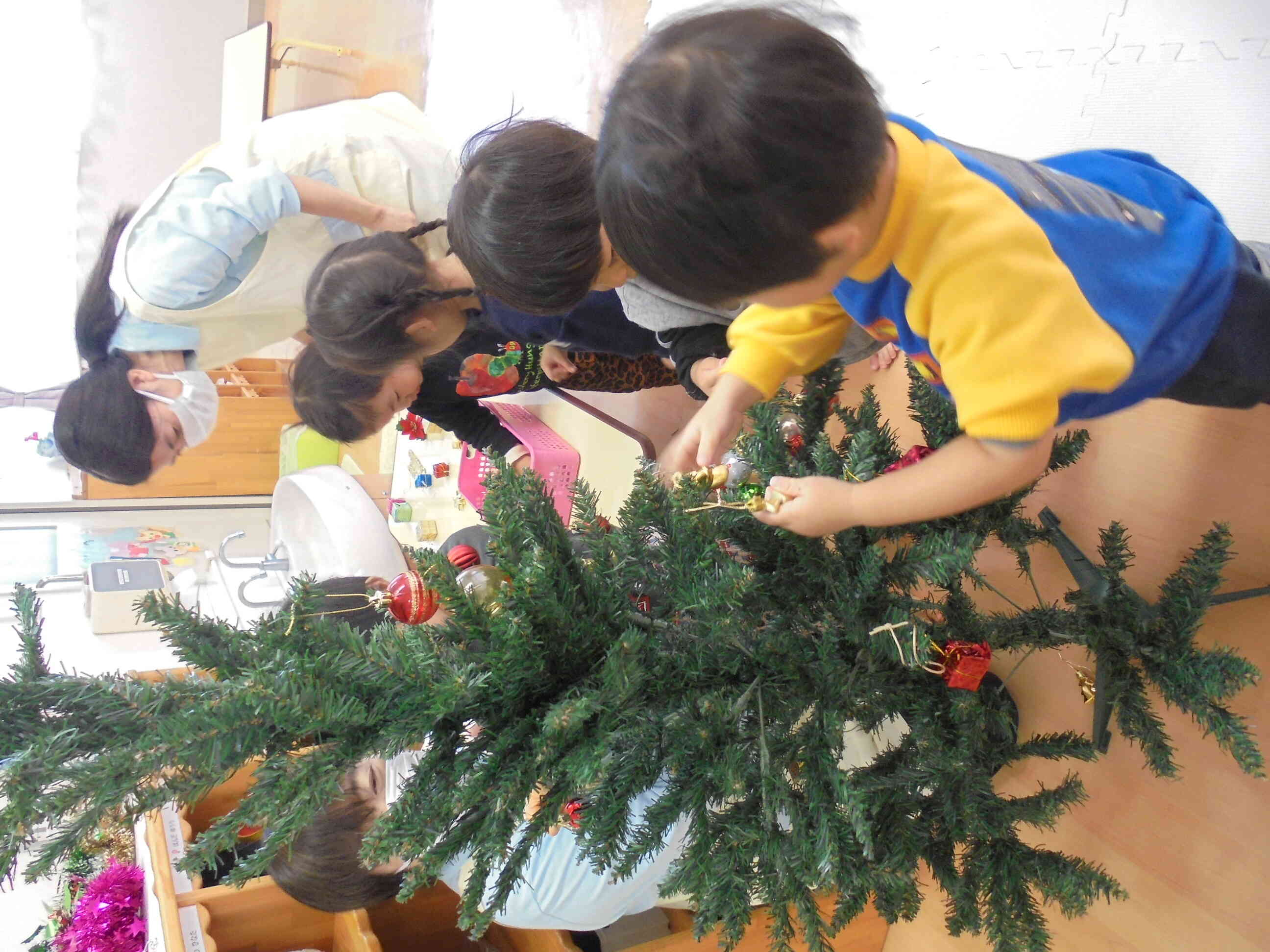 飾るの上手だね。枝に引っ掛けるのが難しいけど楽しいな！