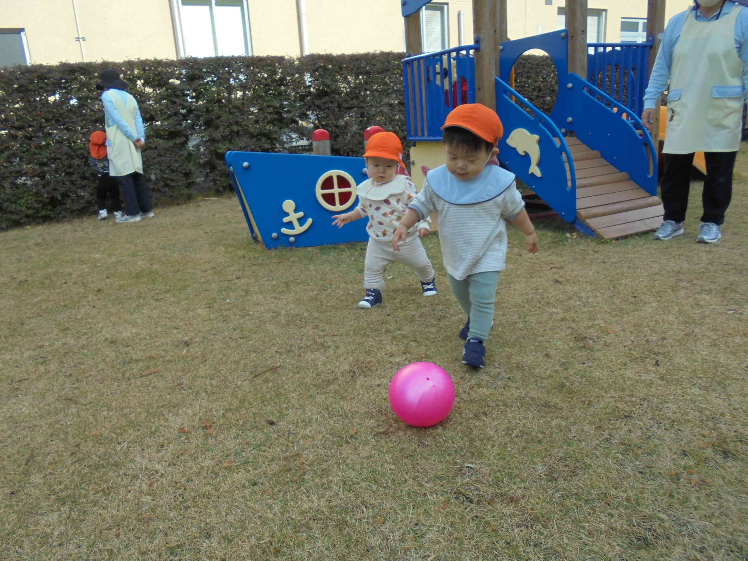 中庭でサッカー⚽
