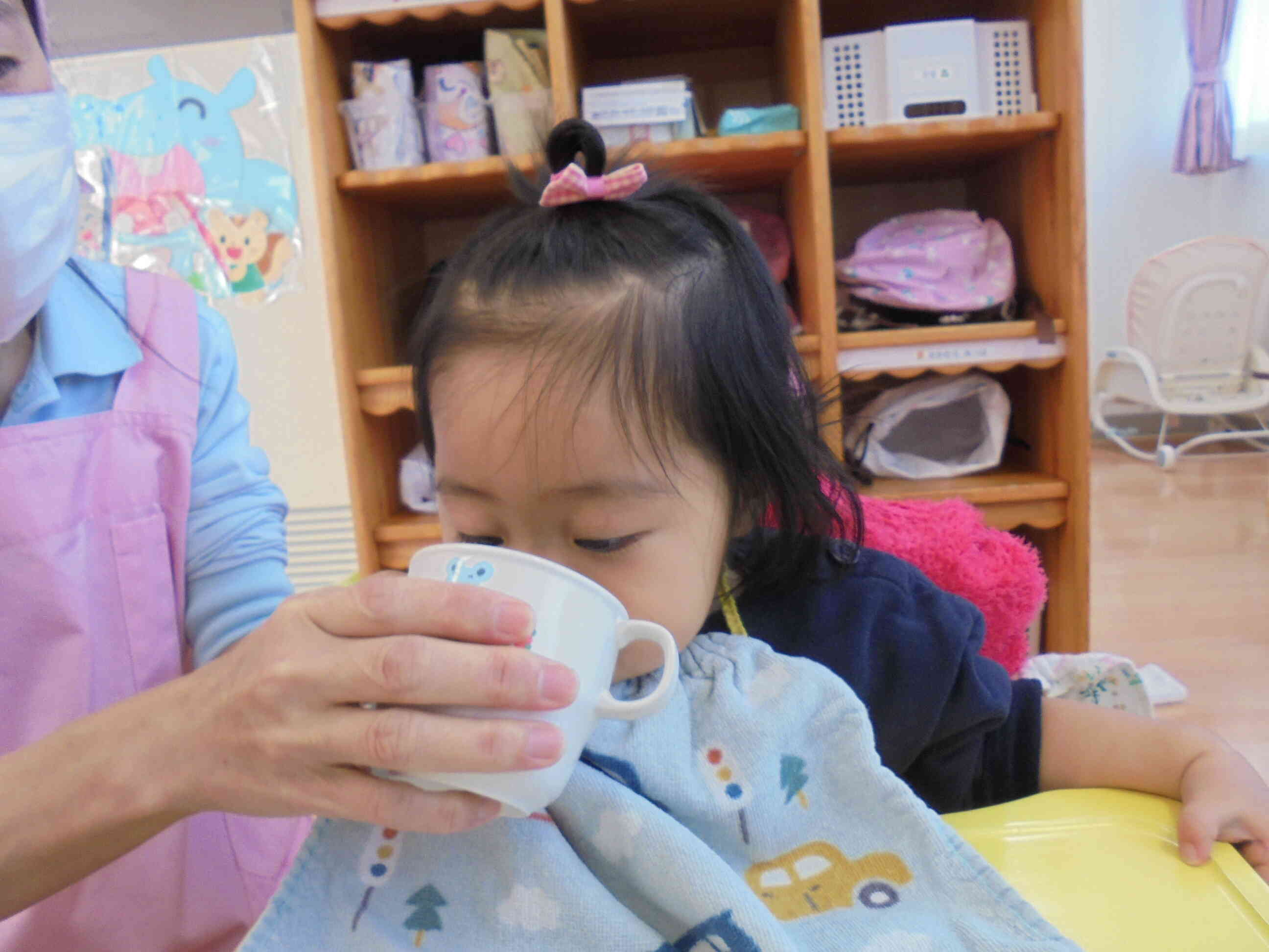 おやつタイム　コップで飲む練習中です
