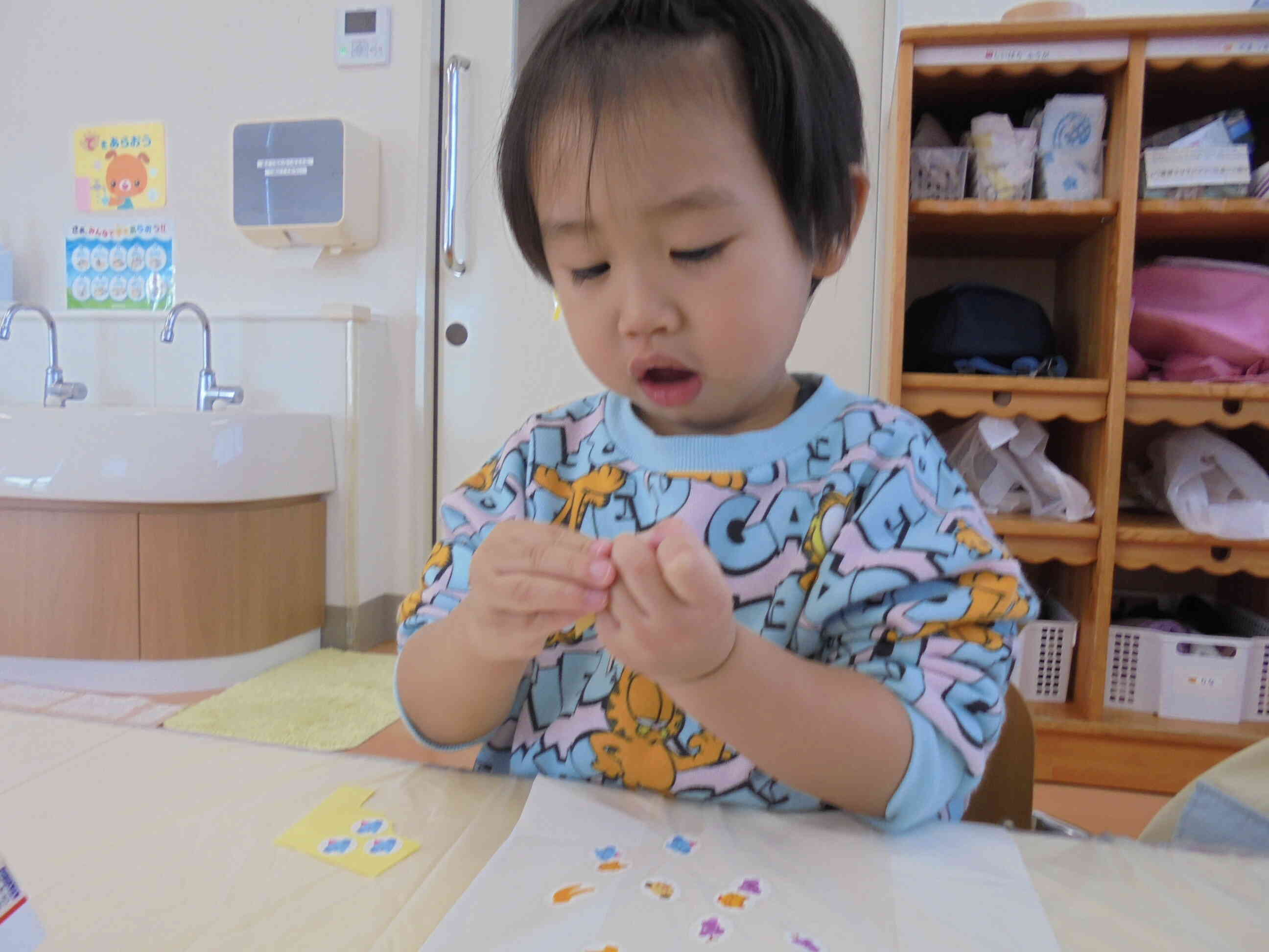 シール張り大好き‼