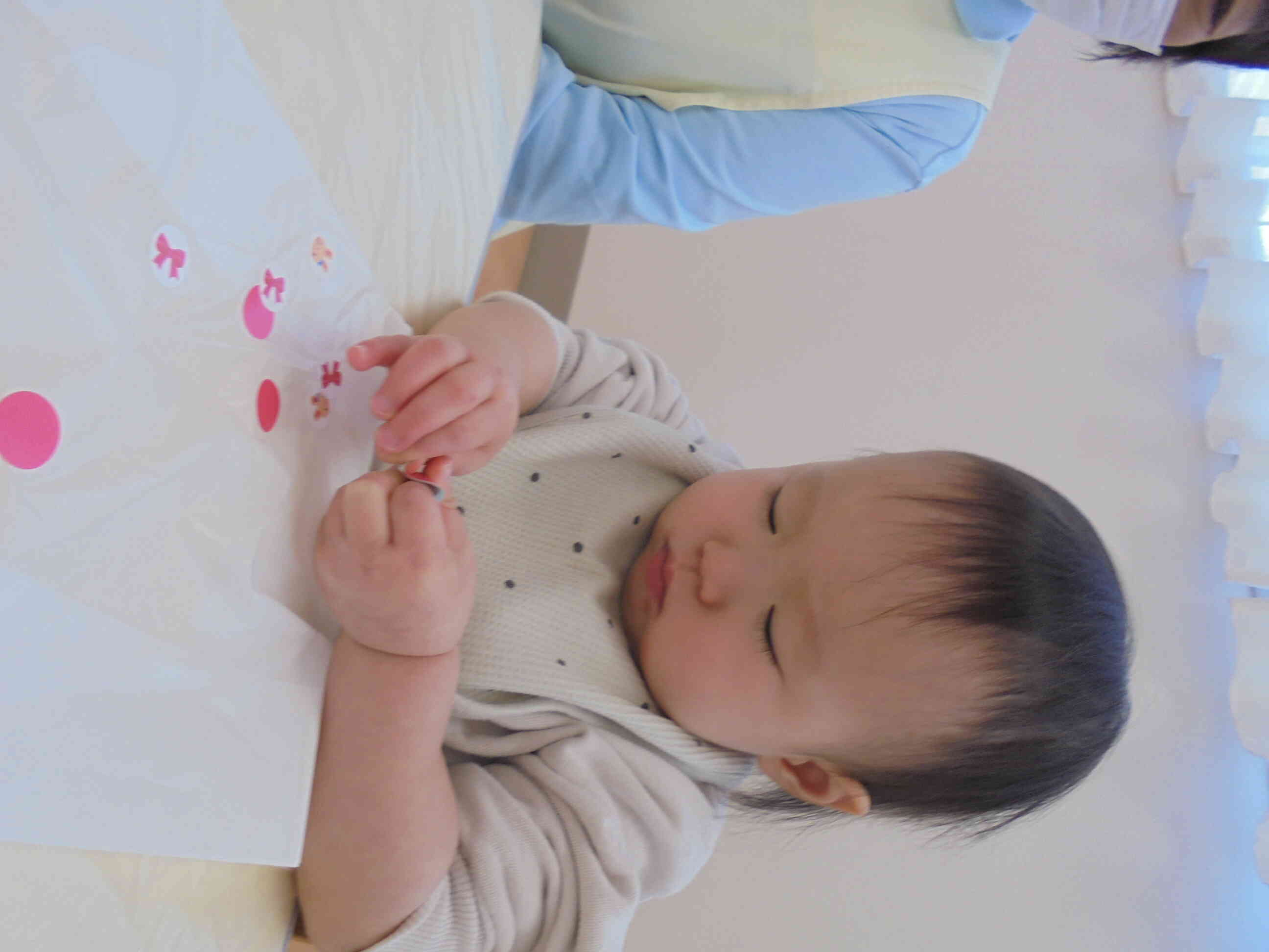 シールが指にくっついちゃうよ