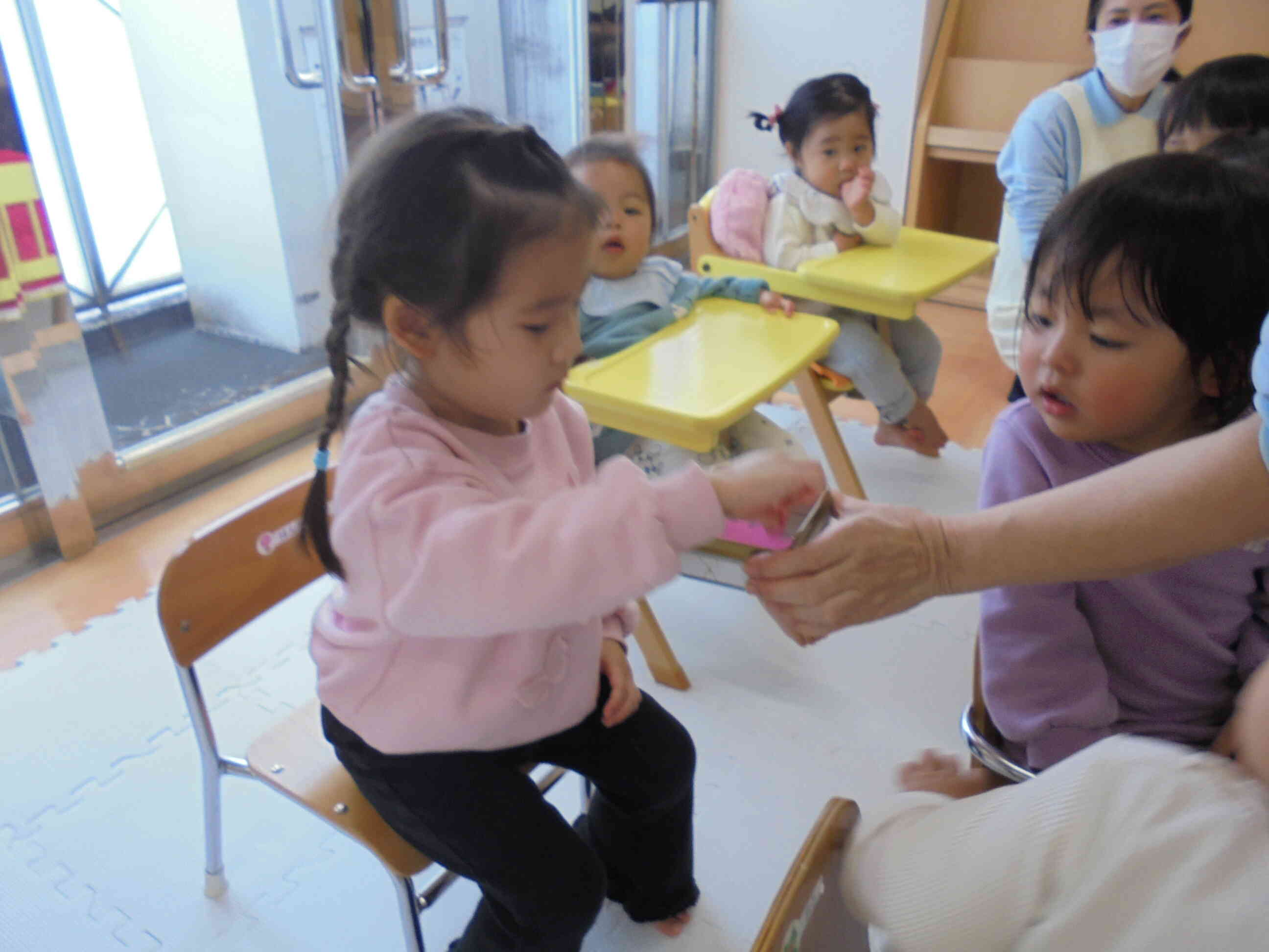 魔法の花びらです。きれいな箱から一枚そ～っと取ります。