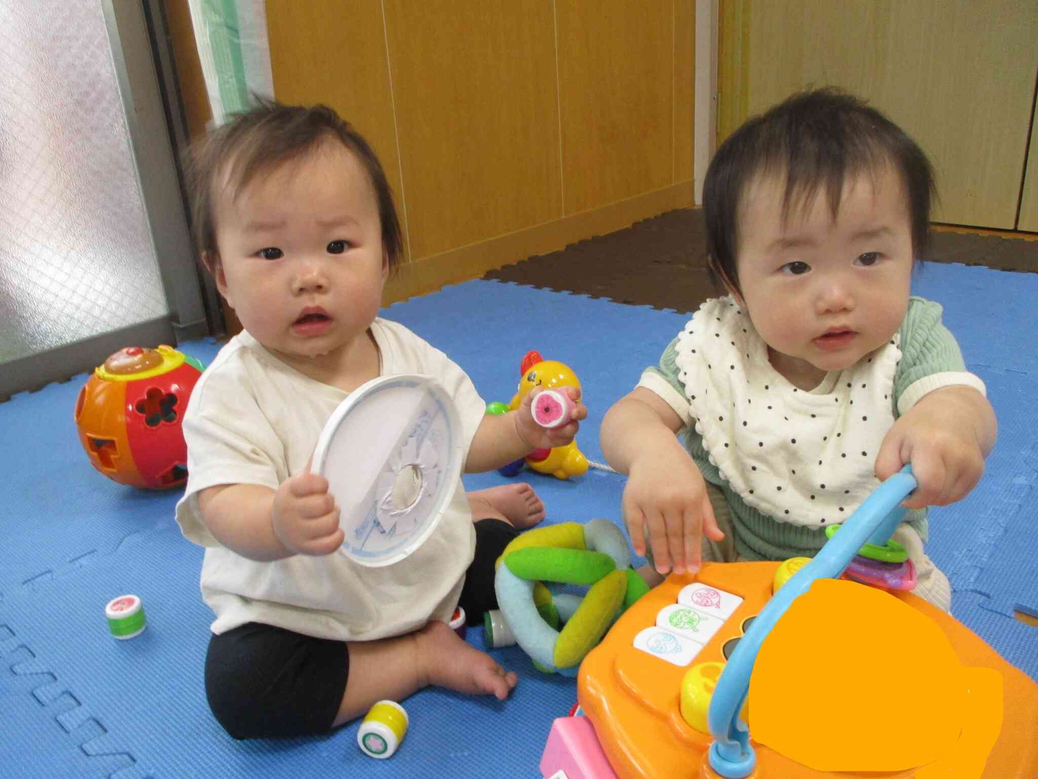 5月・6月に0歳児さんが入園しました。　毎日仲良く遊んでいます。