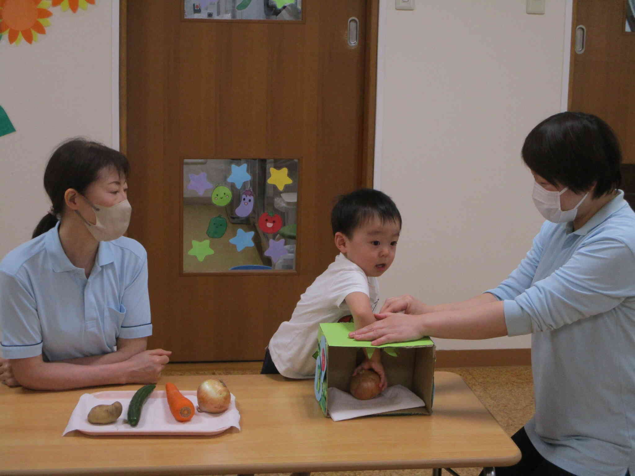給食先生がボックスの中に入れたものを触ってみます