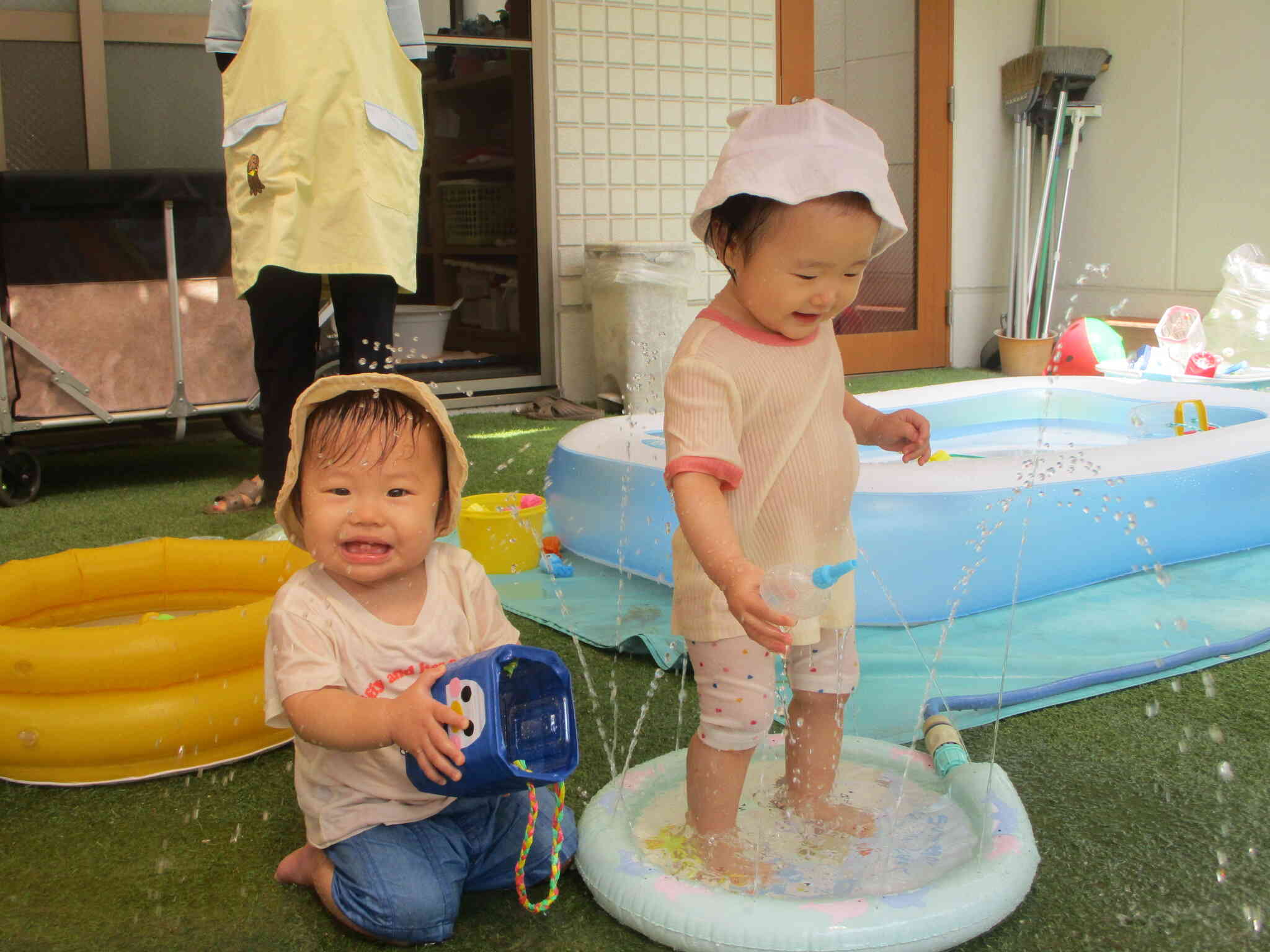 0歳児さん初めての水あそびにニコニコ