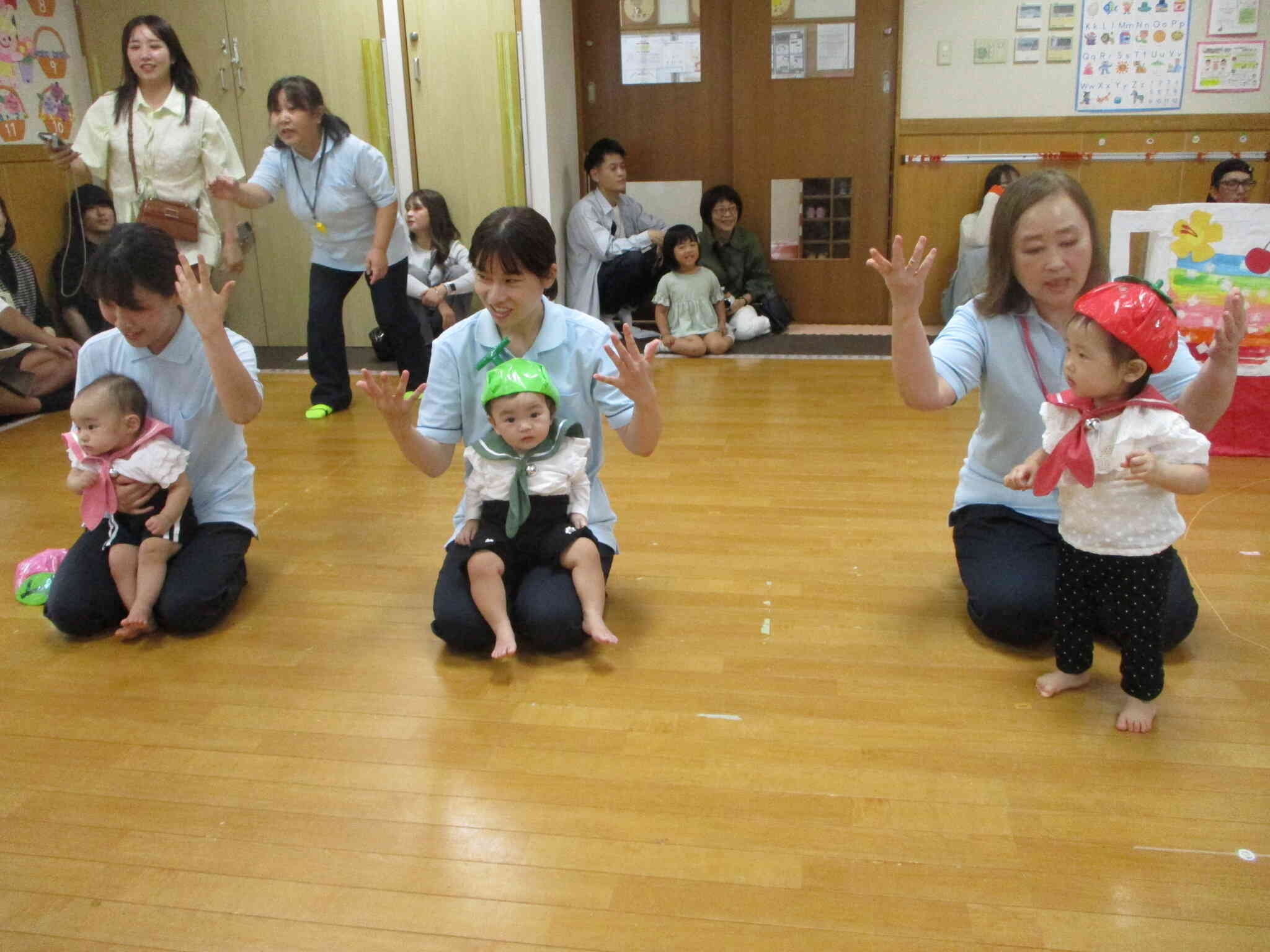 0歳児さんは先生とペアでお遊戯。