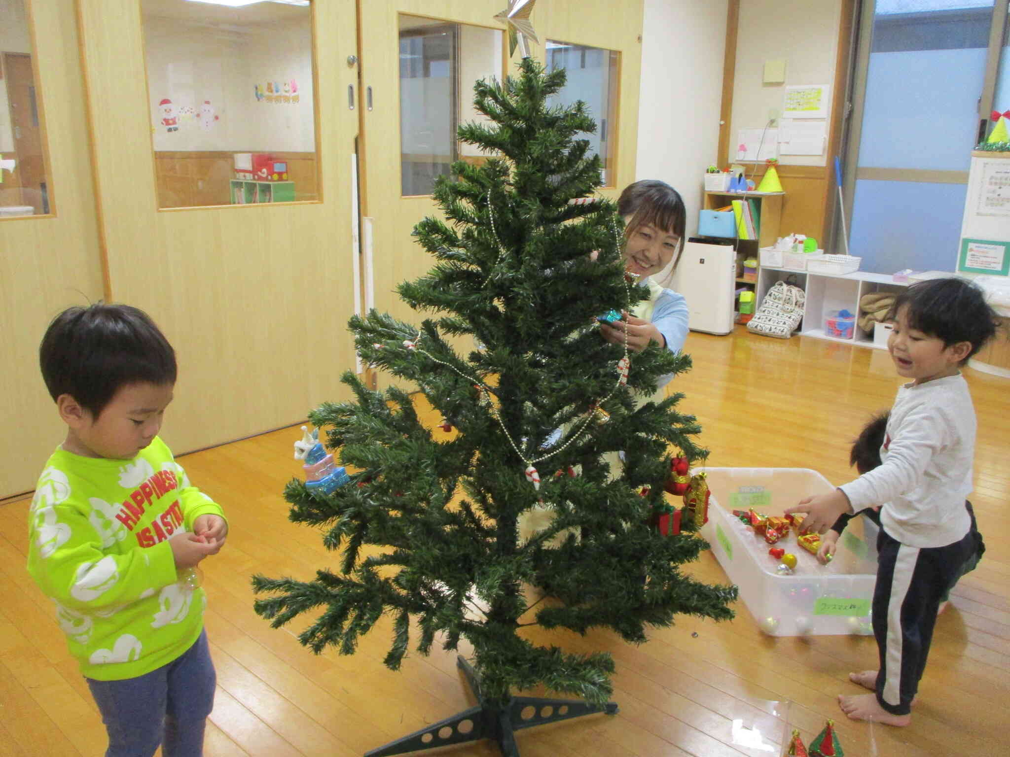 2歳児さんがツリーを飾ってくれました