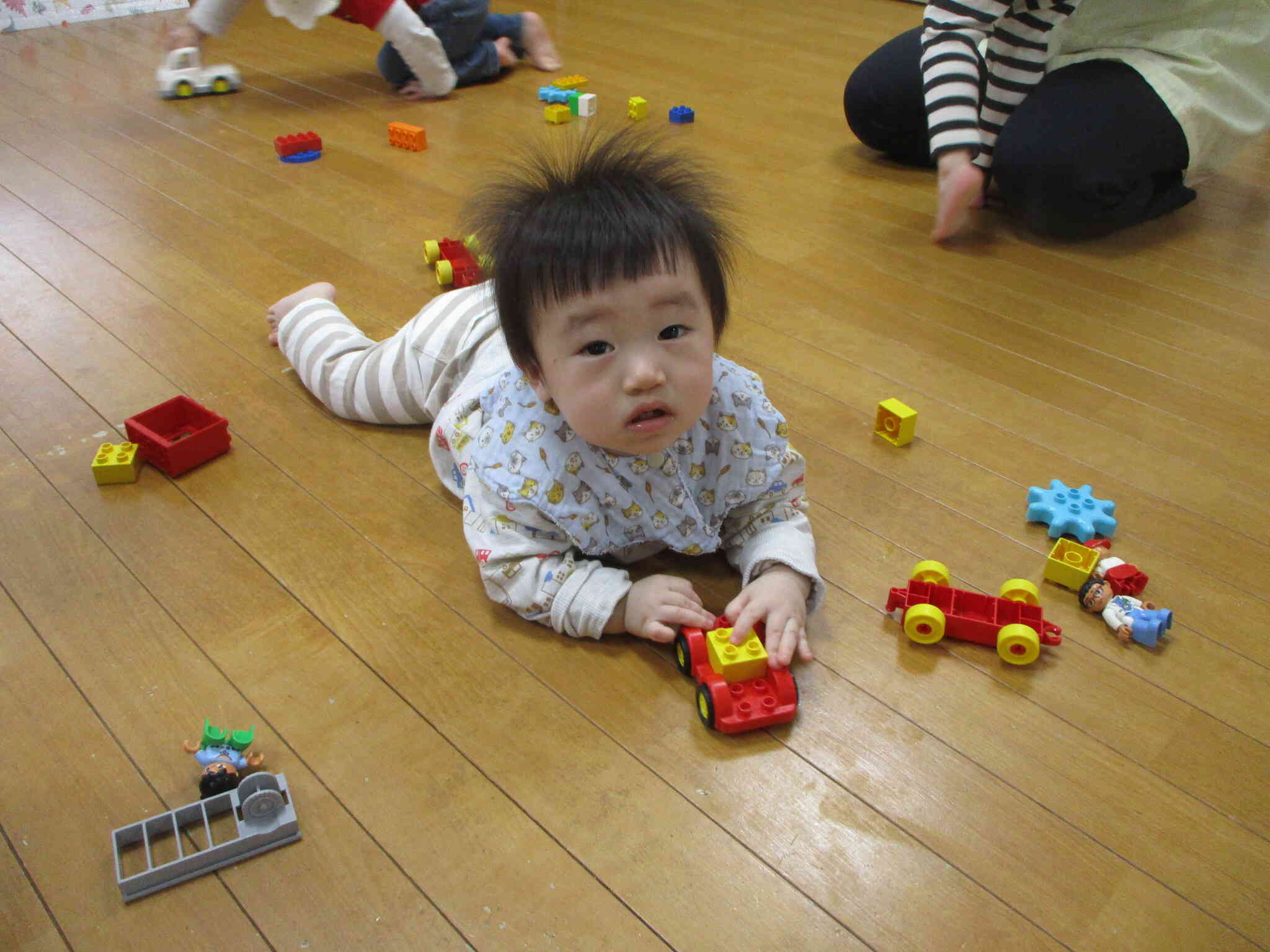 お気に入りのおもちゃを見つけると