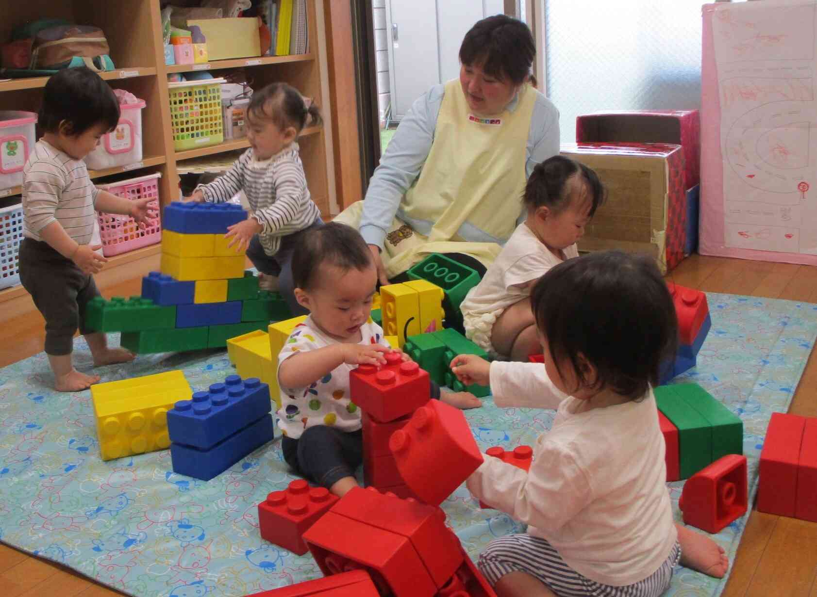 大きなブロック面白いね（1歳児）