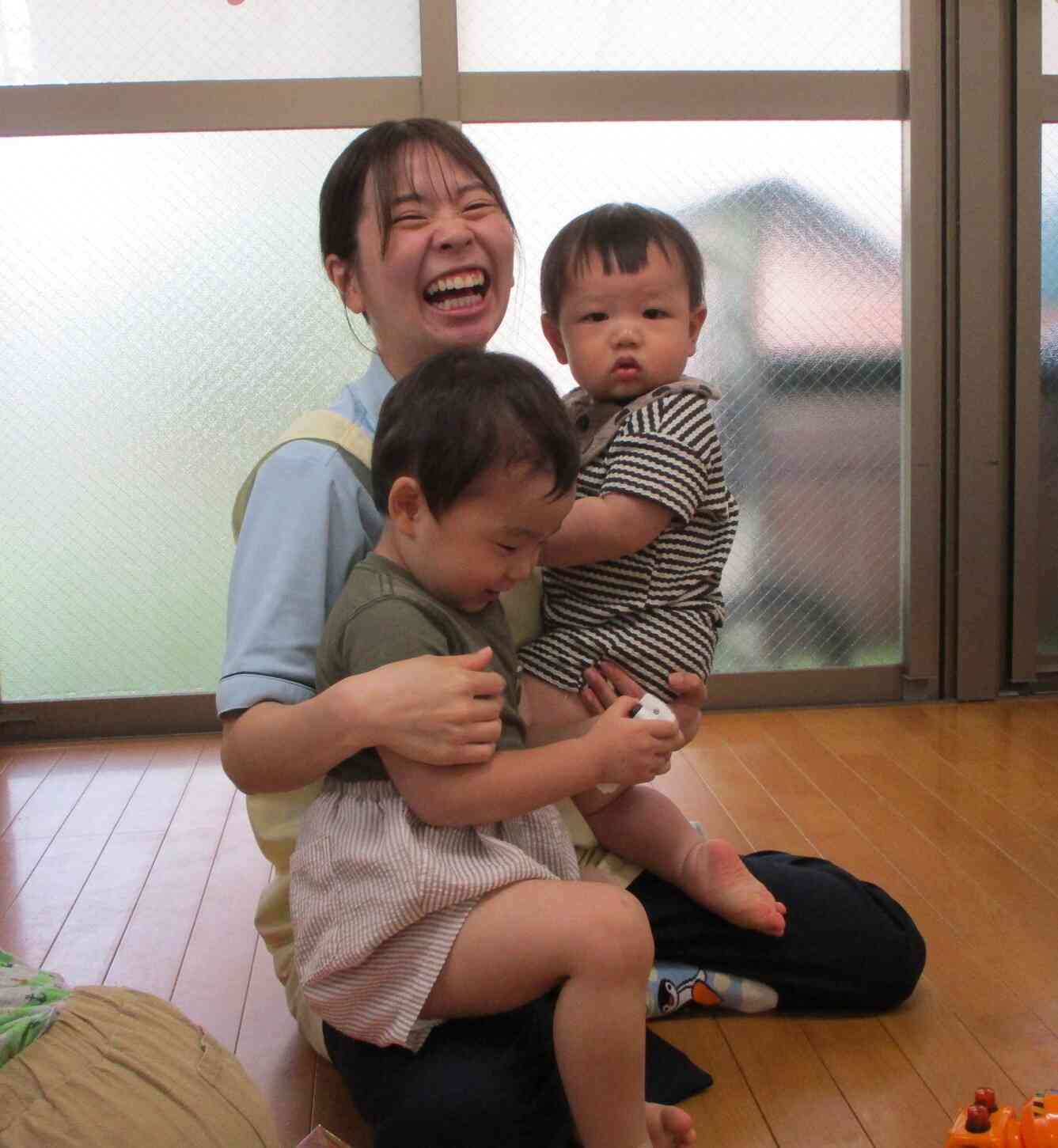 「先生~ あのねぇ~…」「えぇ~ そうなの~…」子どものつぶやきに最高の笑顔