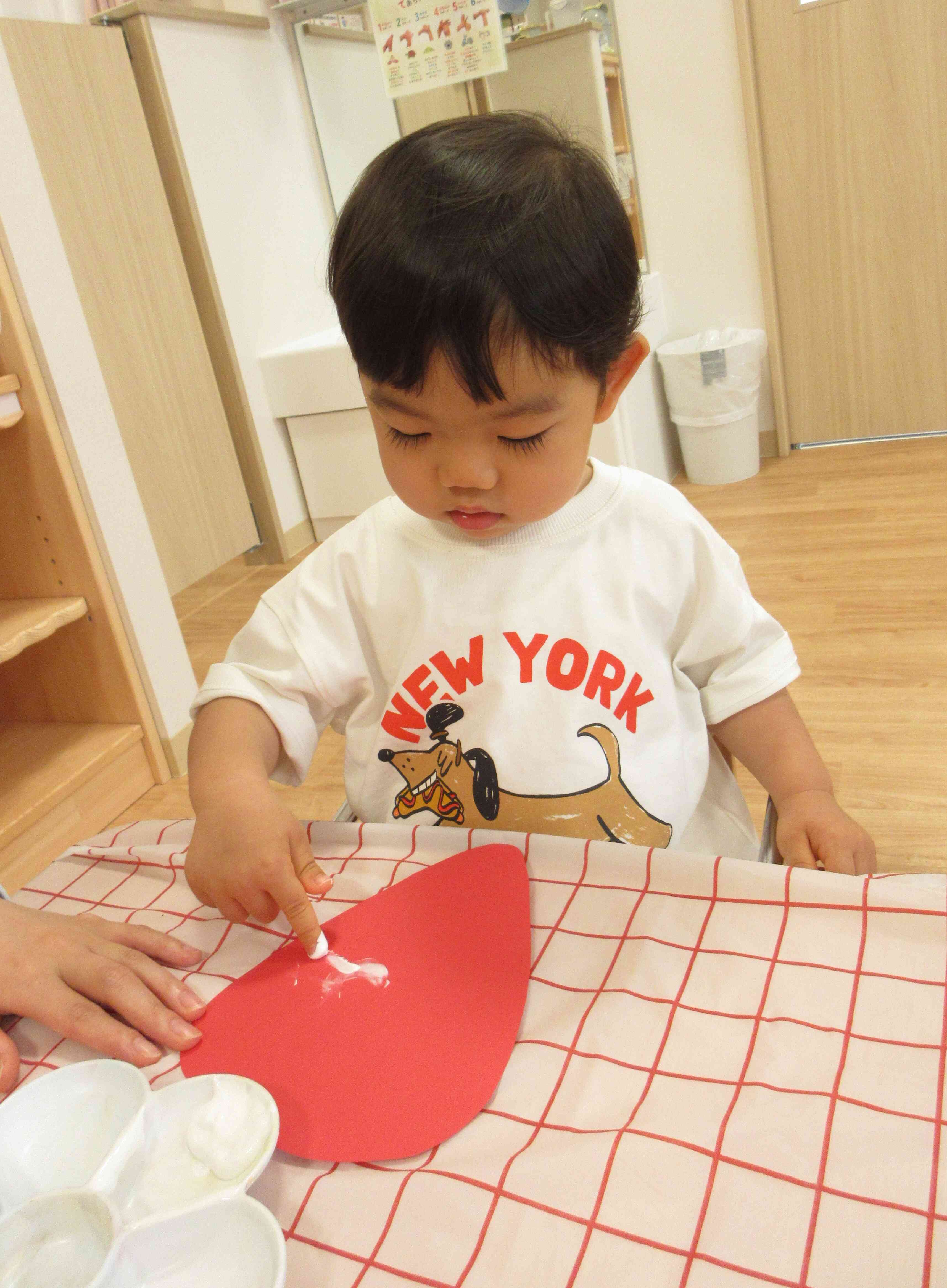 絵の具をペタペタ・・・(1歳児)