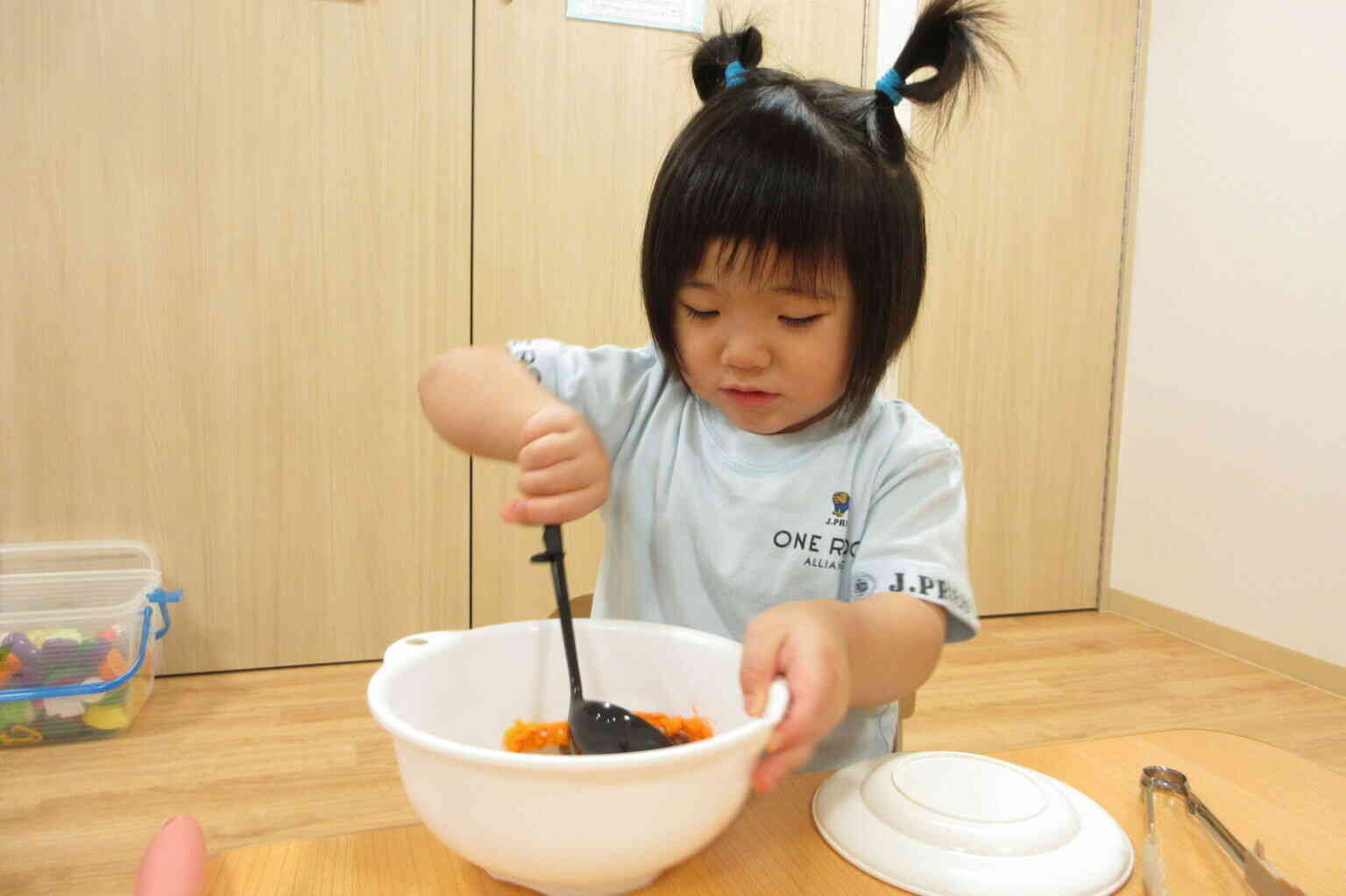 うさぎ組(2歳児）　おままごと遊び