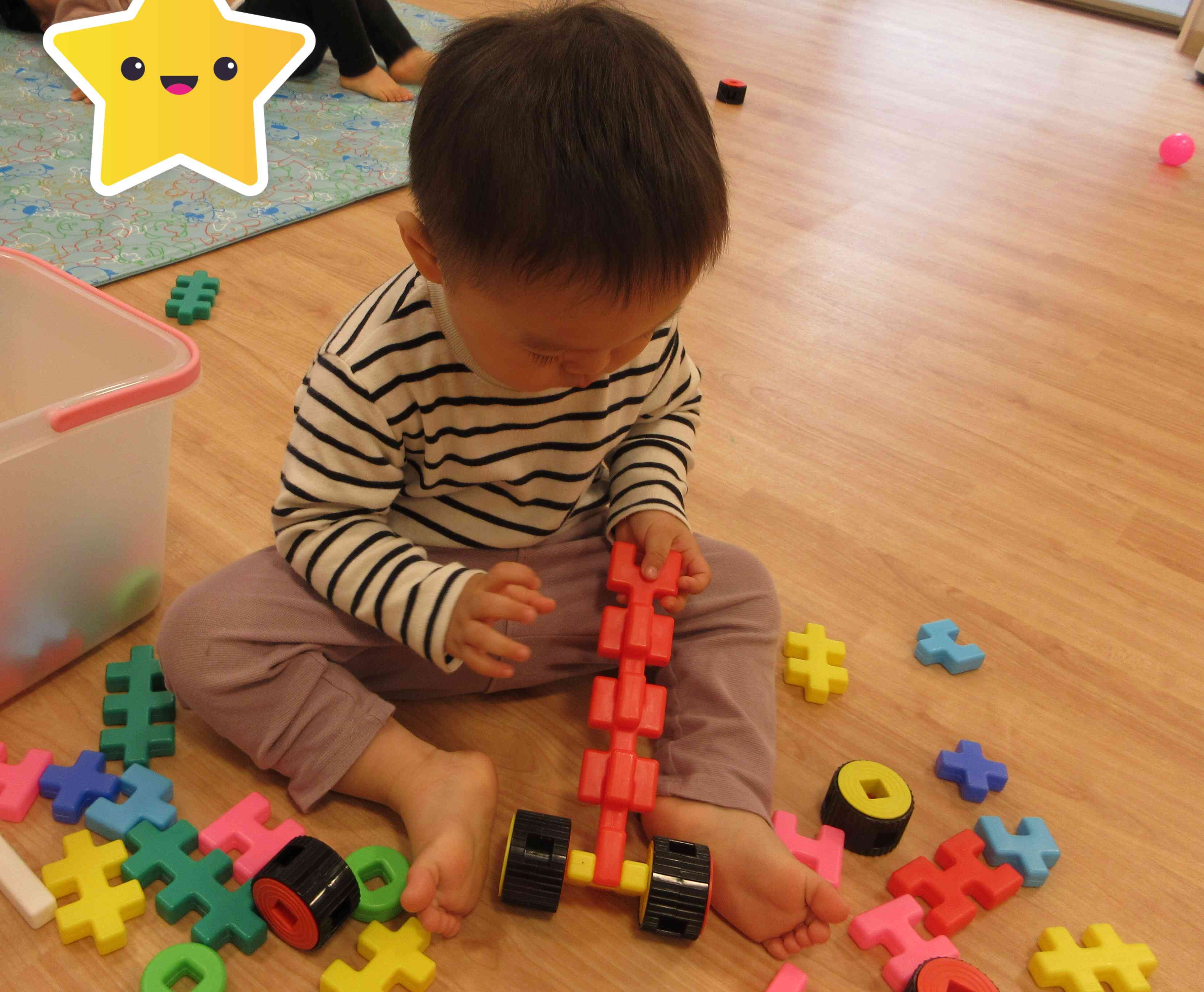 ブロックに夢中!(1歳児)