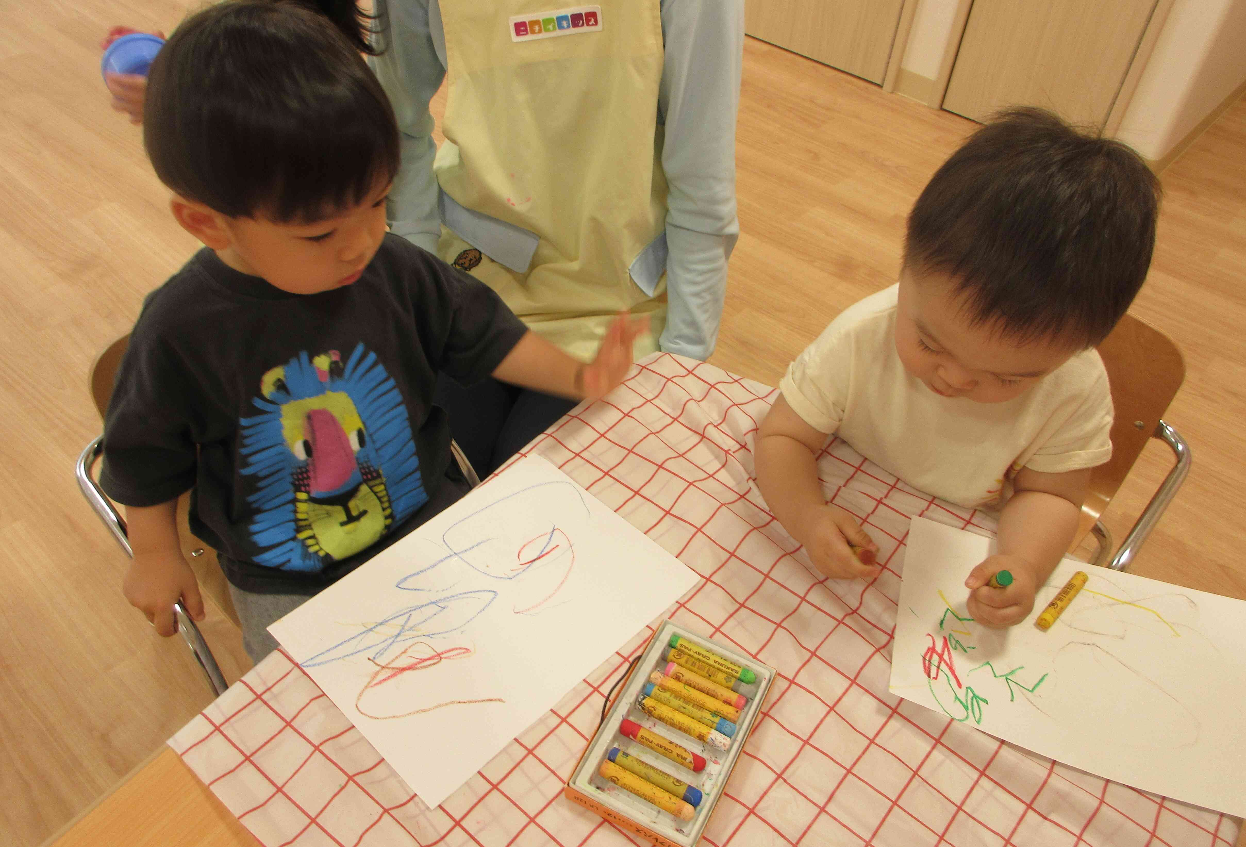 クレヨンでお絵描き(1歳児)