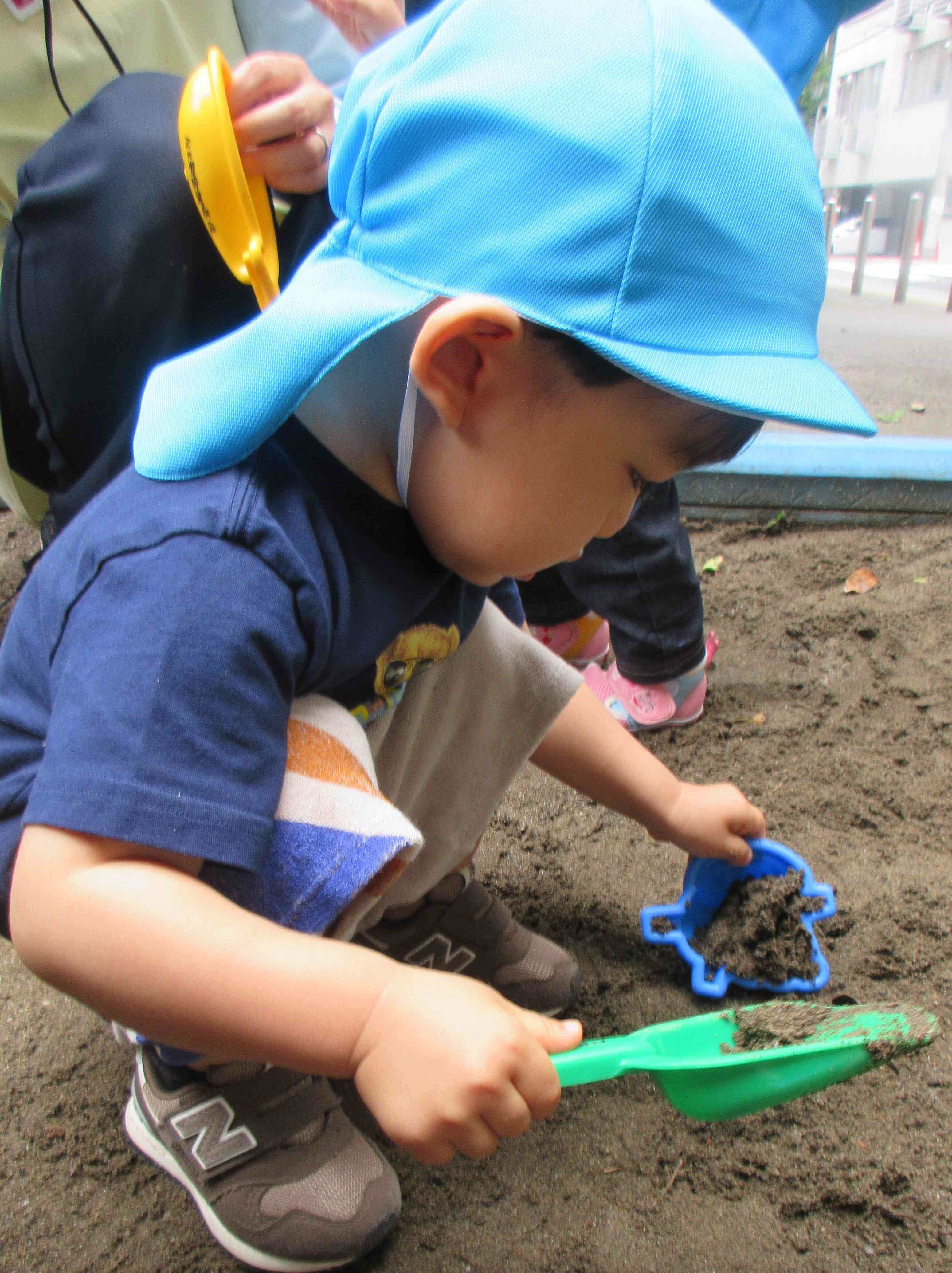 砂場遊び(1歳児)