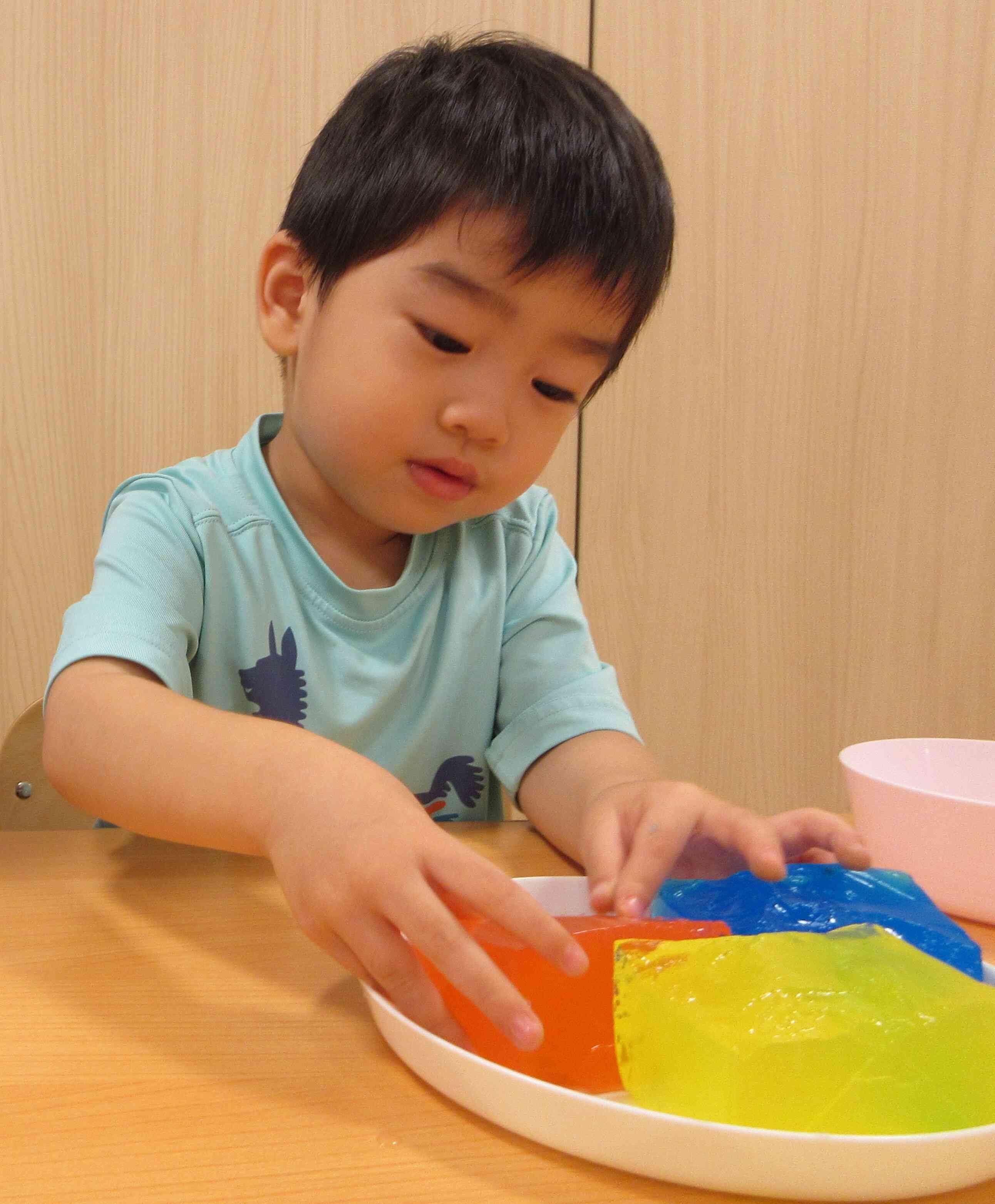寒天遊び楽しいな♪(2歳児)