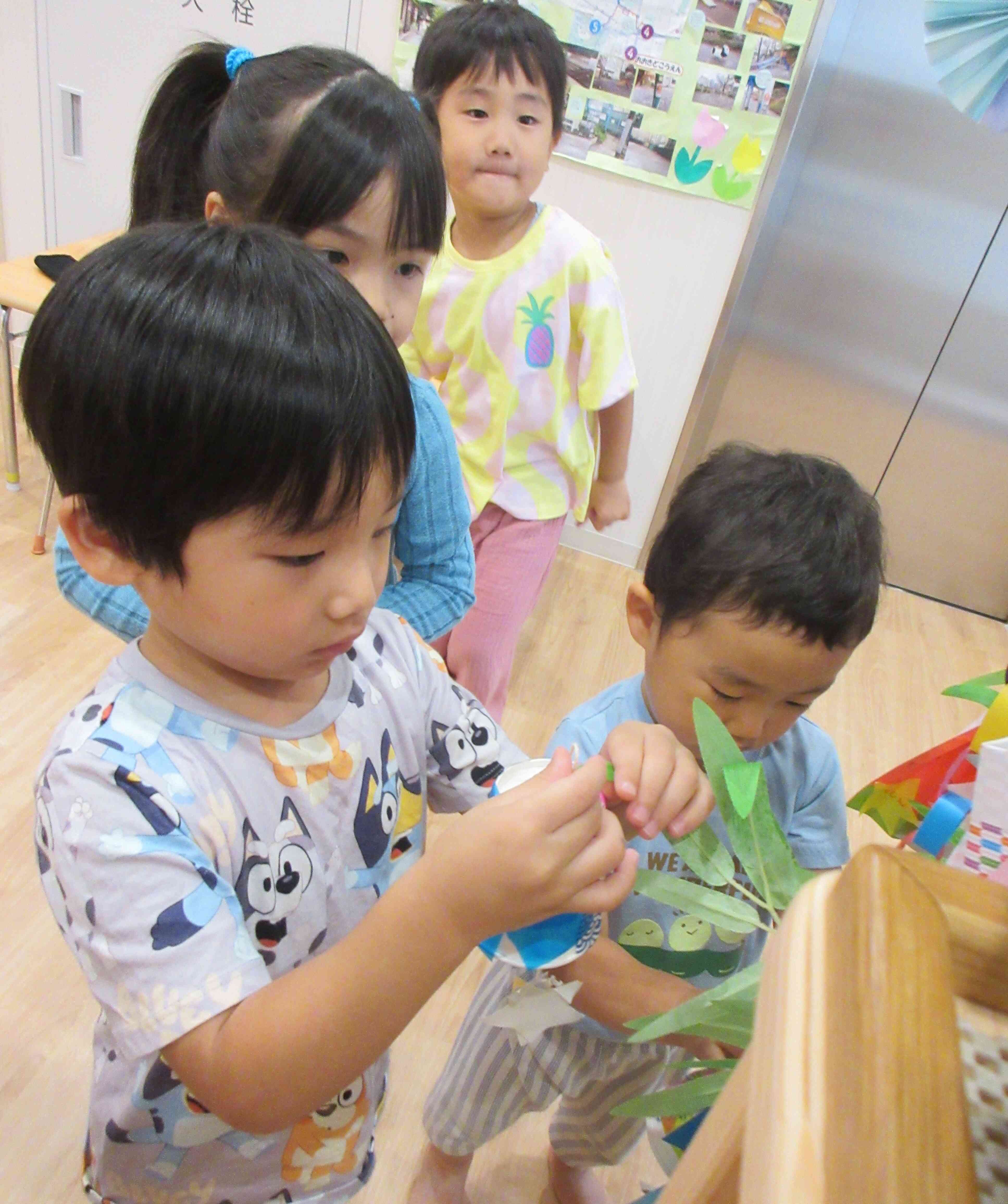 七夕の笹飾りを行いました♪　（３、４、５歳児）