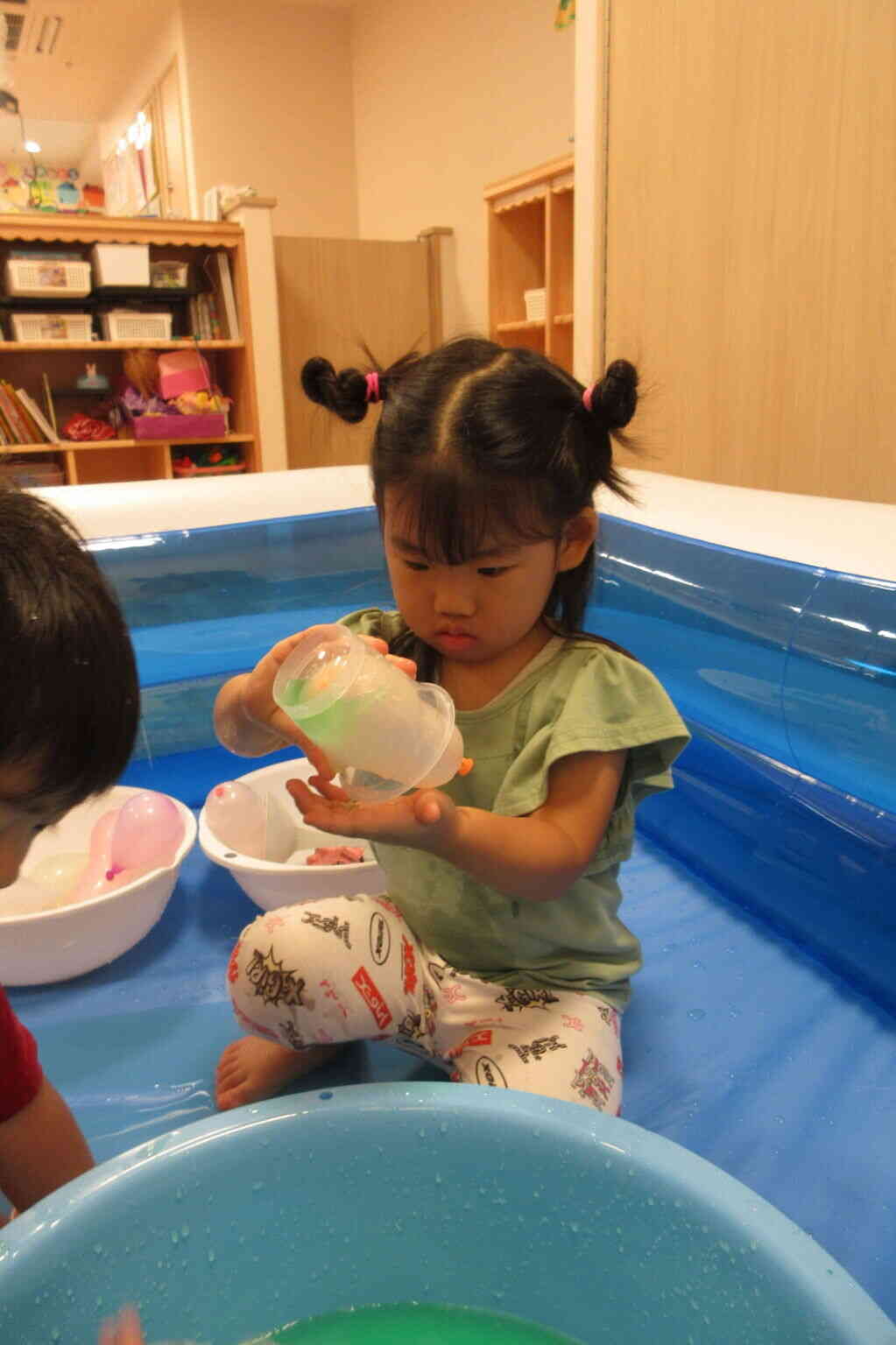 色水遊び（２歳児）