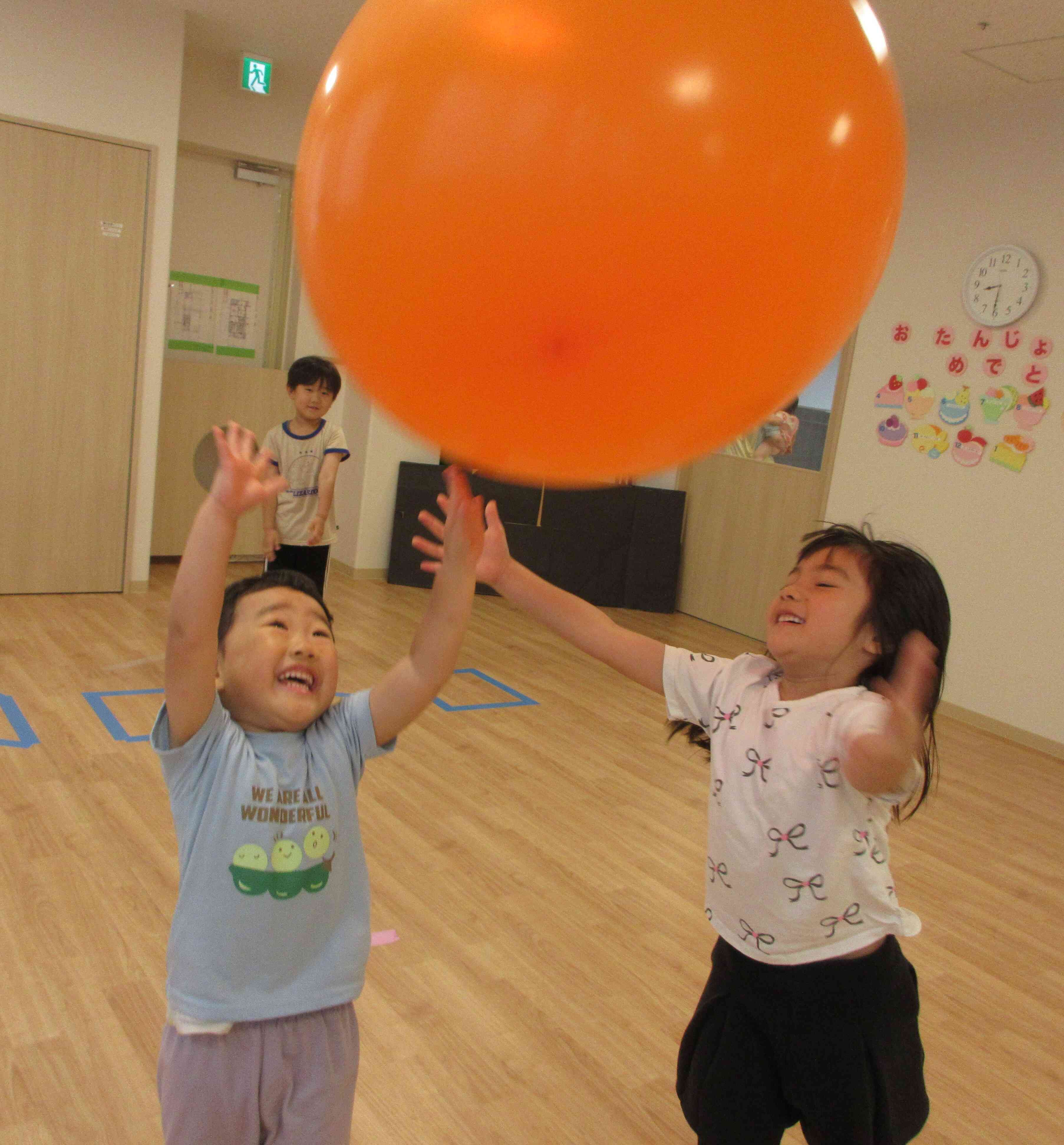 天井につくくらい大きく弾む巨大風船にびっくり！