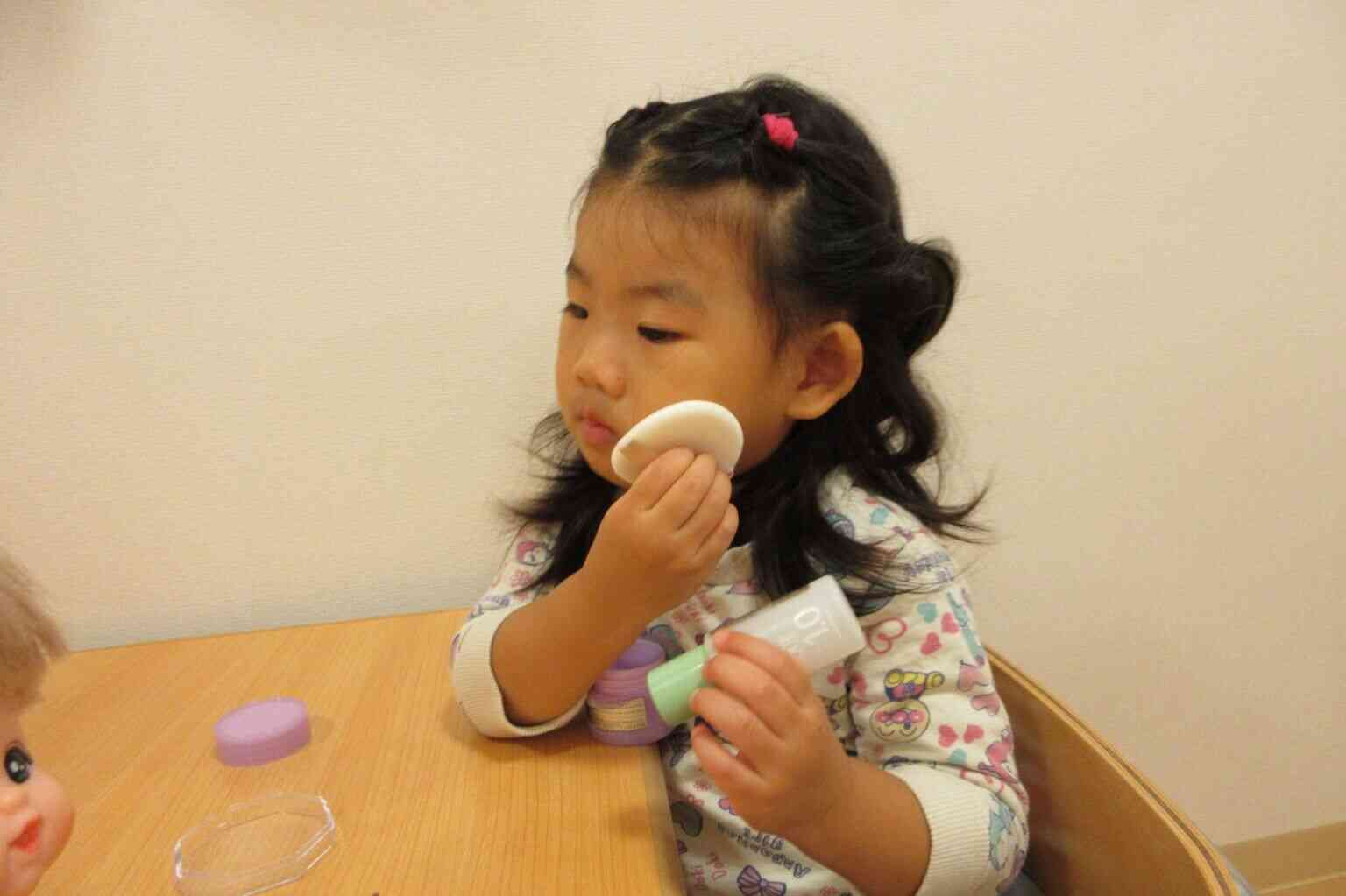 メイクごっこ♪（2歳児）