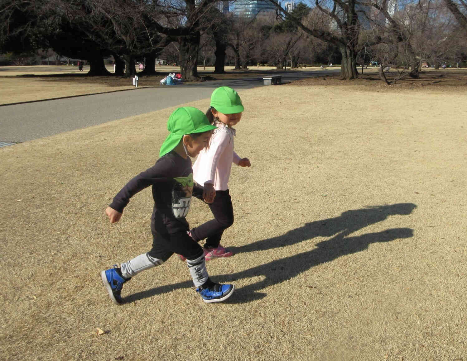 手を繋いで走ろうよ！