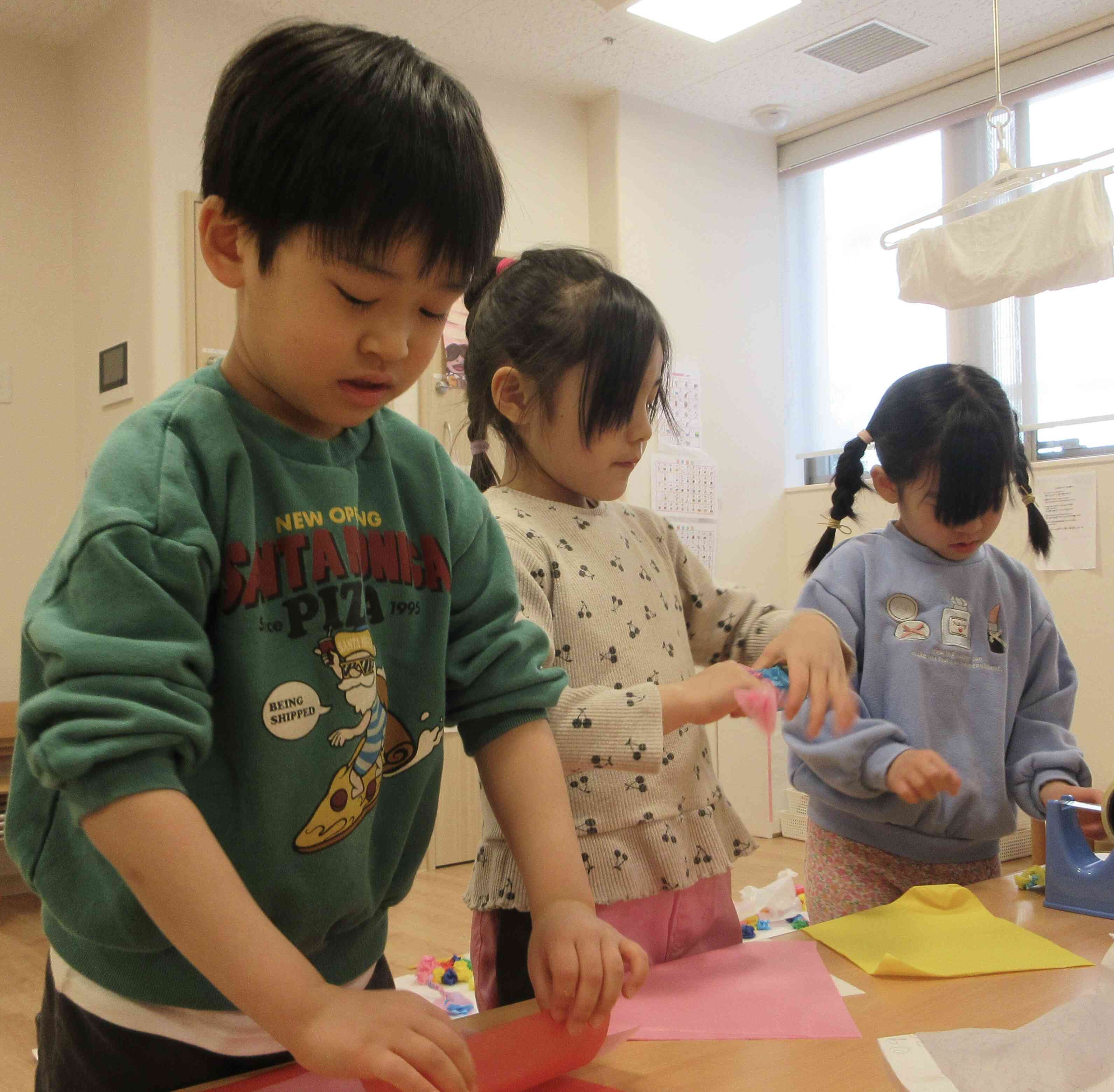 大きな虹をつくりました（3、4、5歳児）