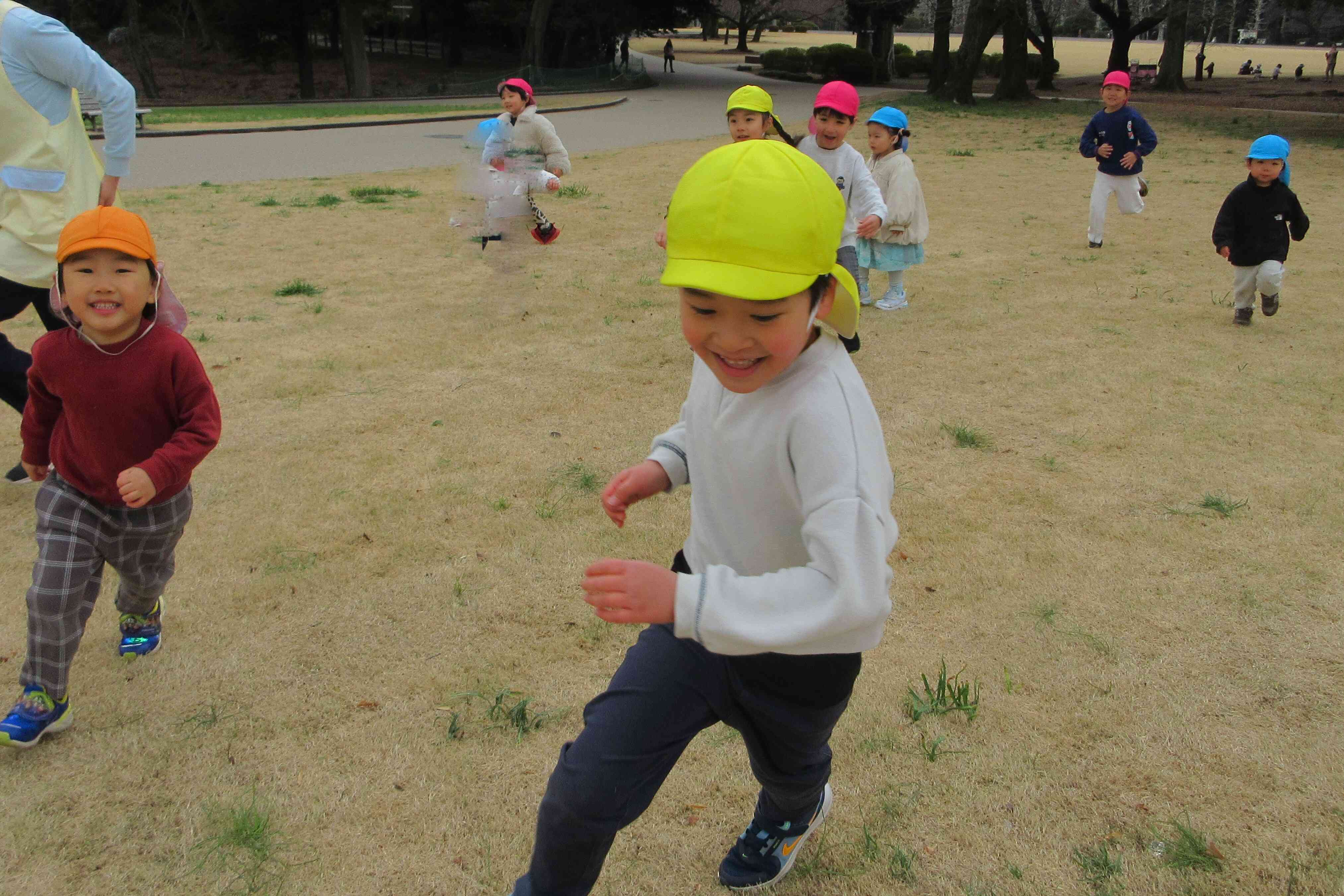 新宿御苑でおもいっきり遊び、おもいっきり学んでいます。