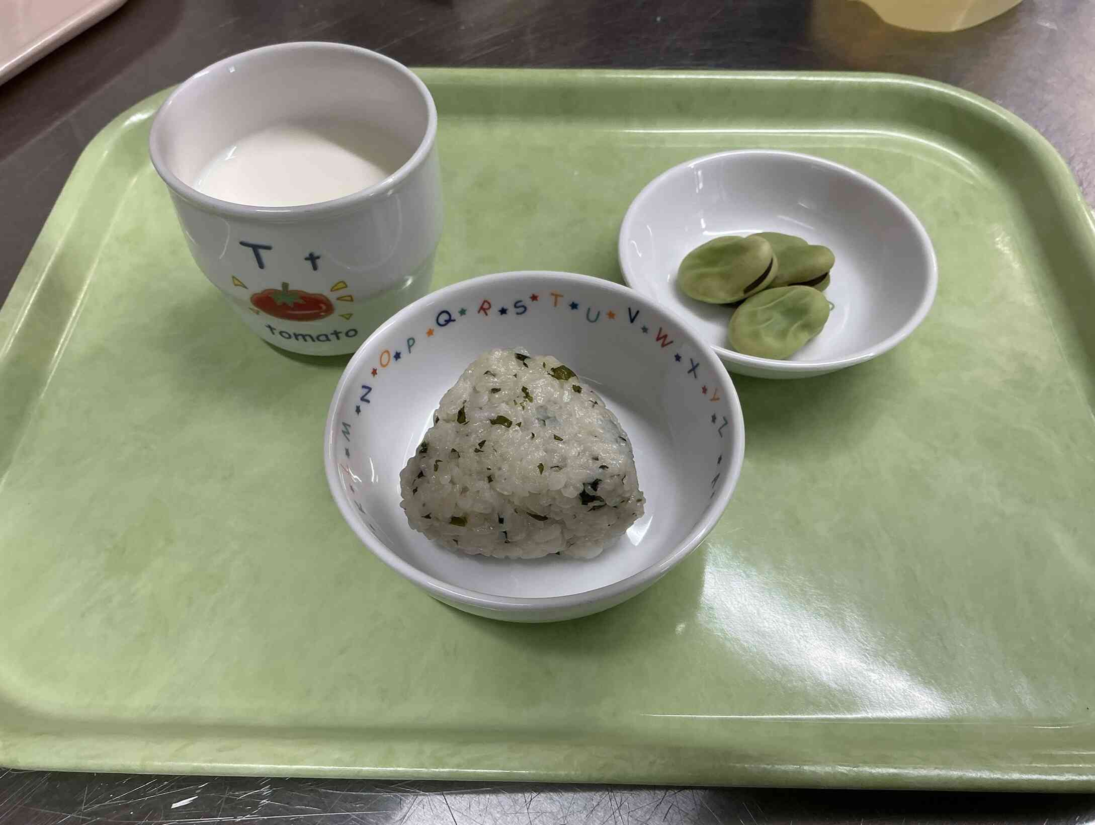 わかめおにぎりとそら豆のおやつ