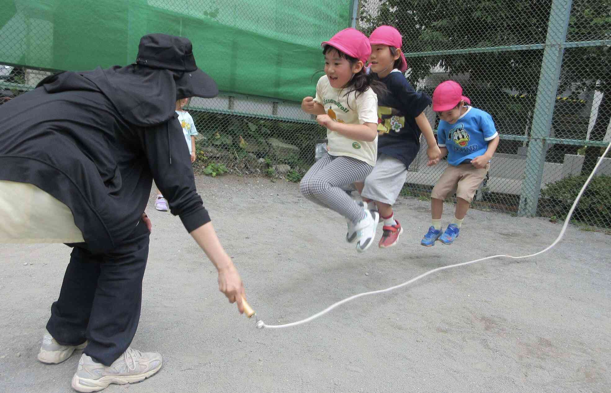 日々の遊びや学びの中で心と身体の成長を促し、 創造力や自己表現力を引き出し視野を広げます。