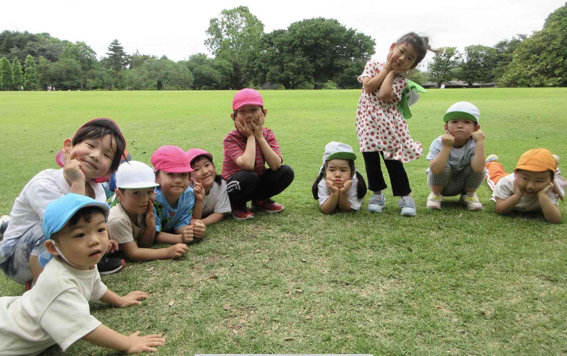 新宿御苑でおもいっきり遊び、おもいっきり学んでいます。