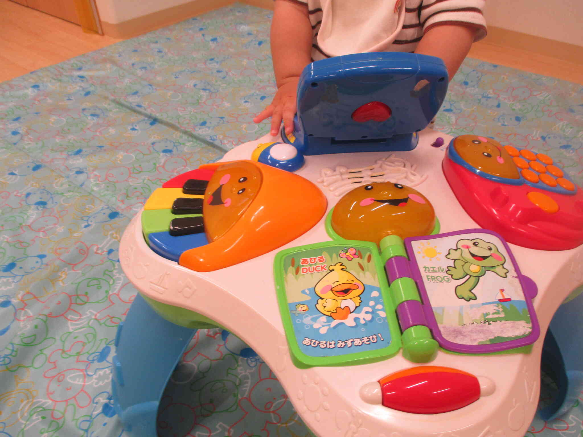 お部屋遊び(ひよこ組0歳児）