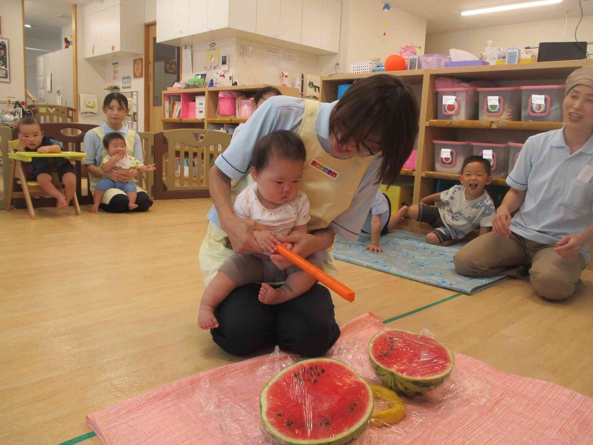 ひよこ組さんも保育者と一緒にすいかわり