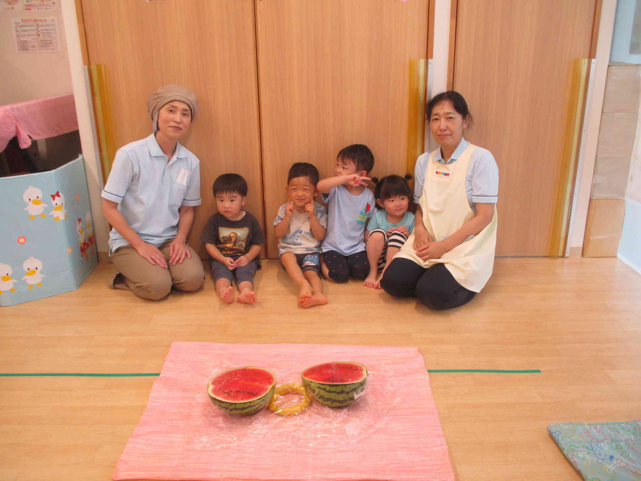 うさぎ組　すいかと一緒にハイチーズ！