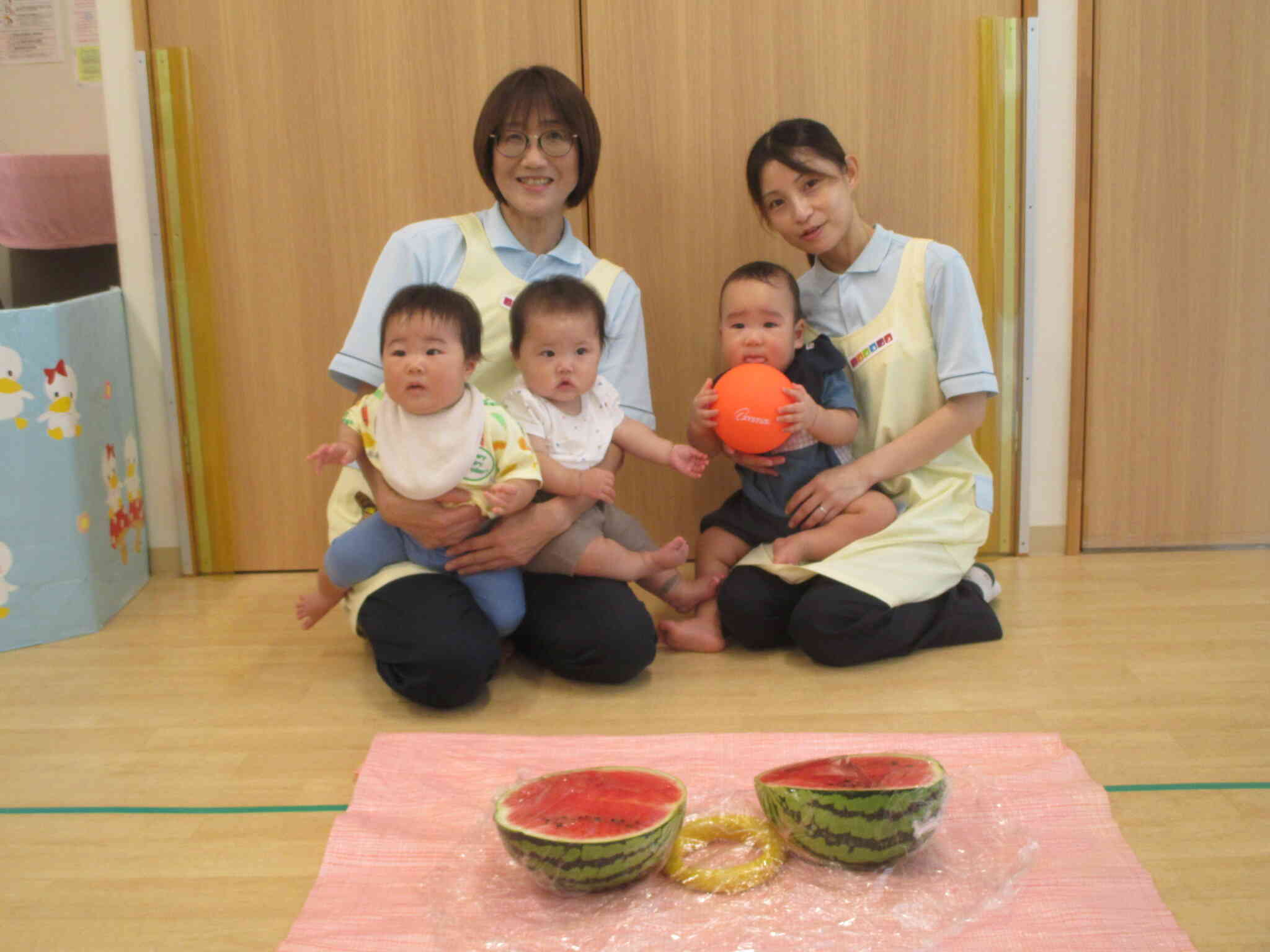 ひよこ組　すいかと一緒にハイチーズ！