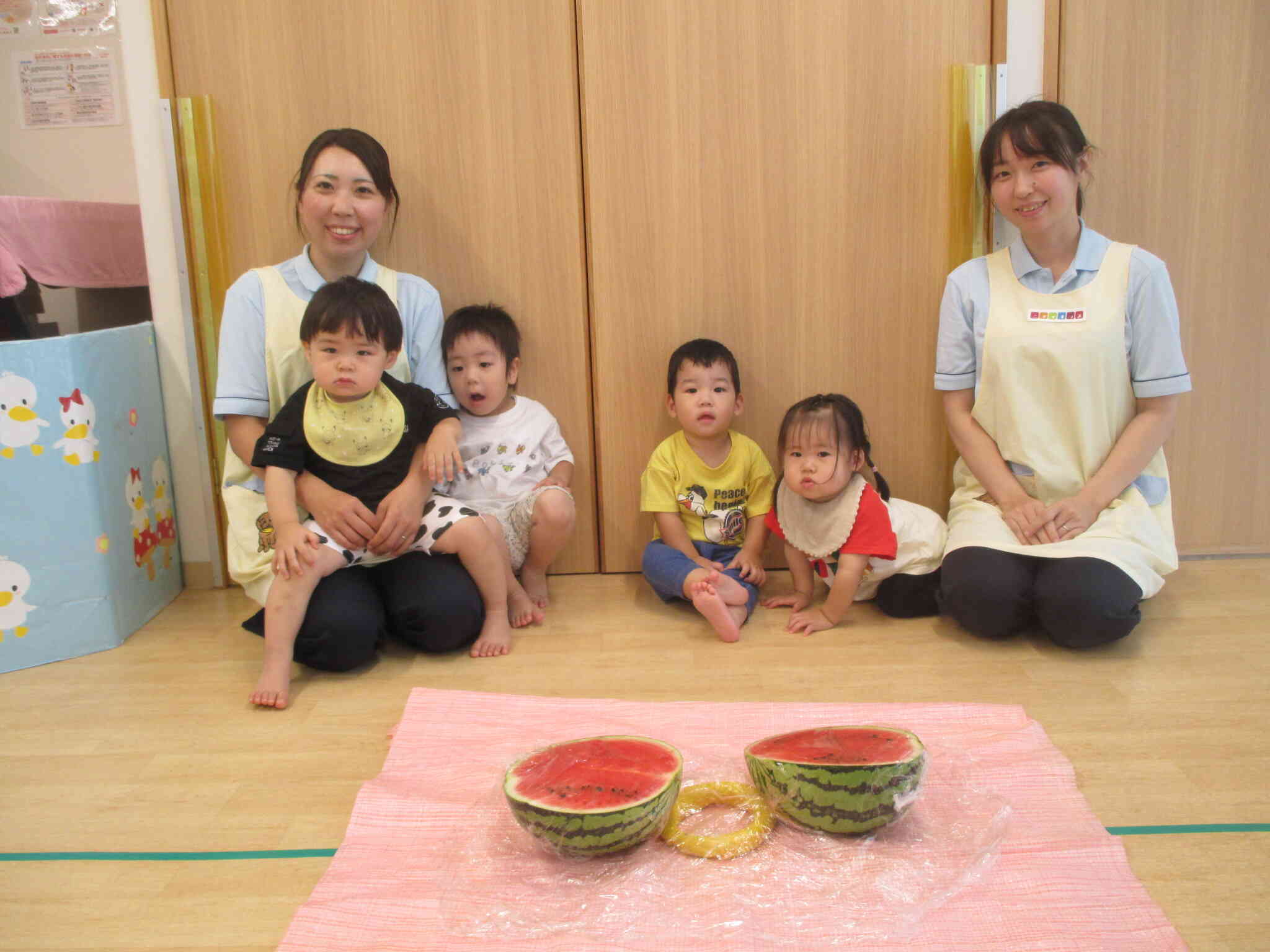 あひる組　すいかと一緒にハイチーズ！