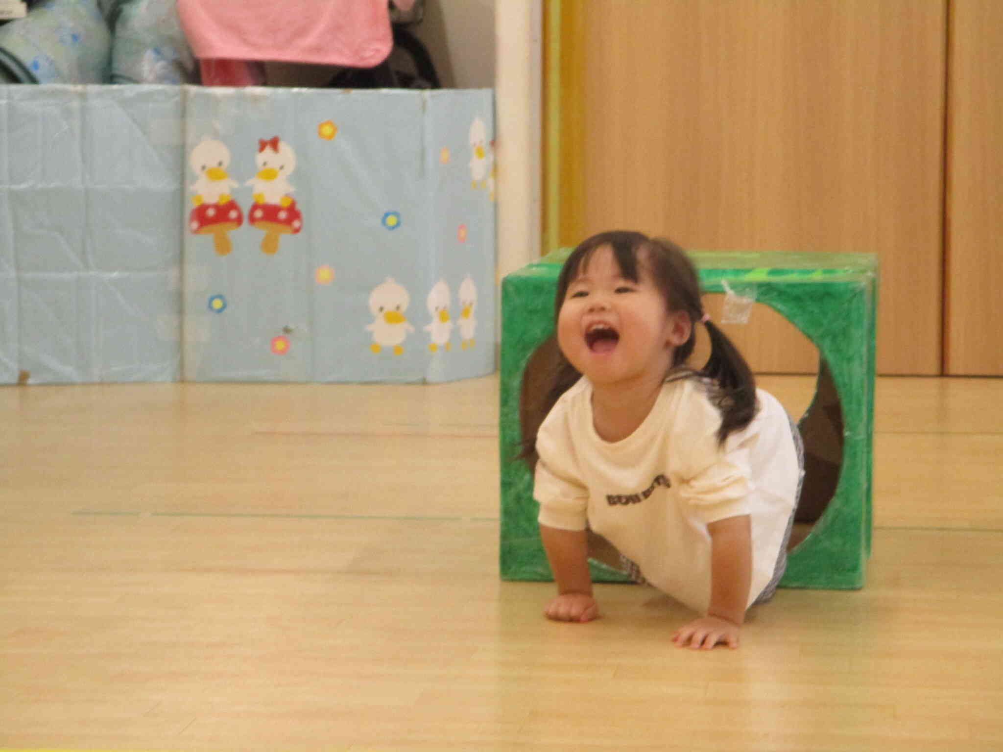 障害物競走でトンネルからばぁ！