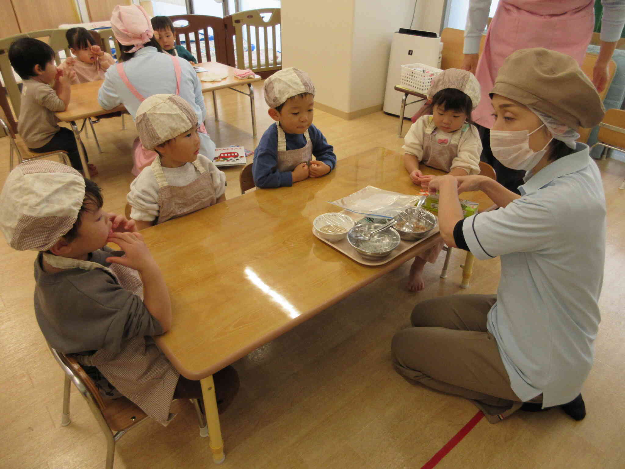 「和食の日」ふりかけ作り（2歳児・うさぎぐみ）