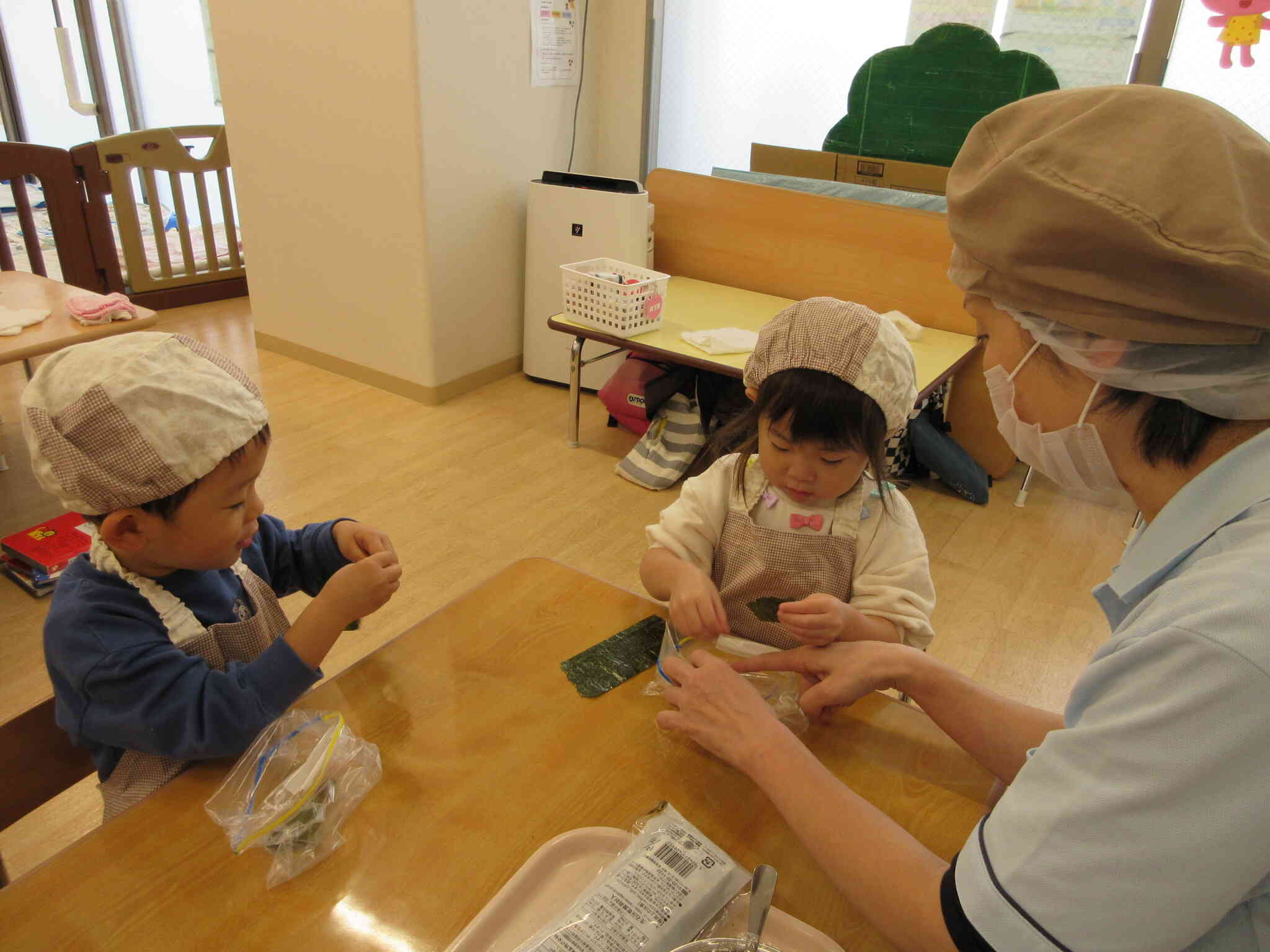 のりを小さくちぎります。