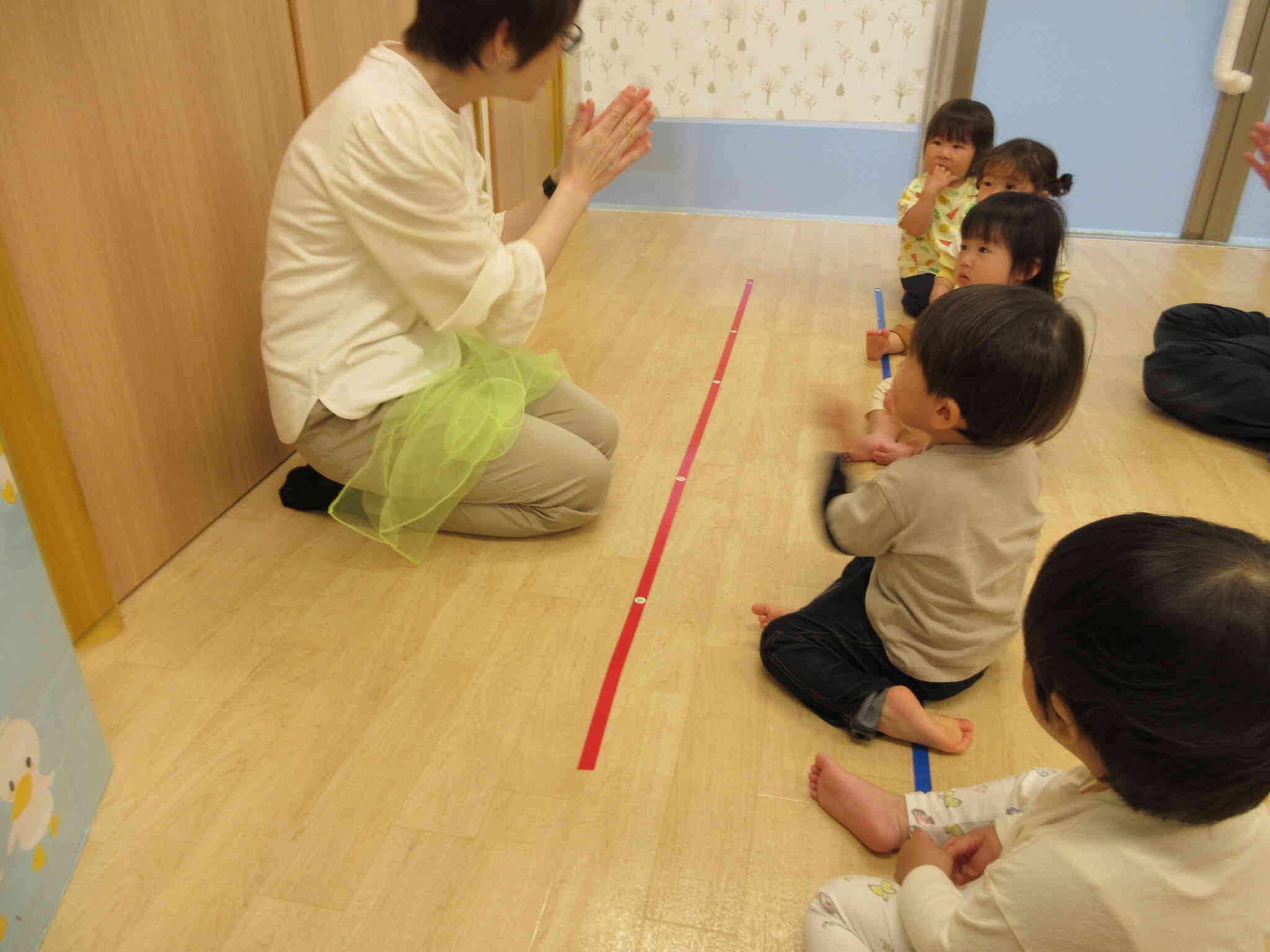 楽しいリトミック　（あひる組　１歳児）