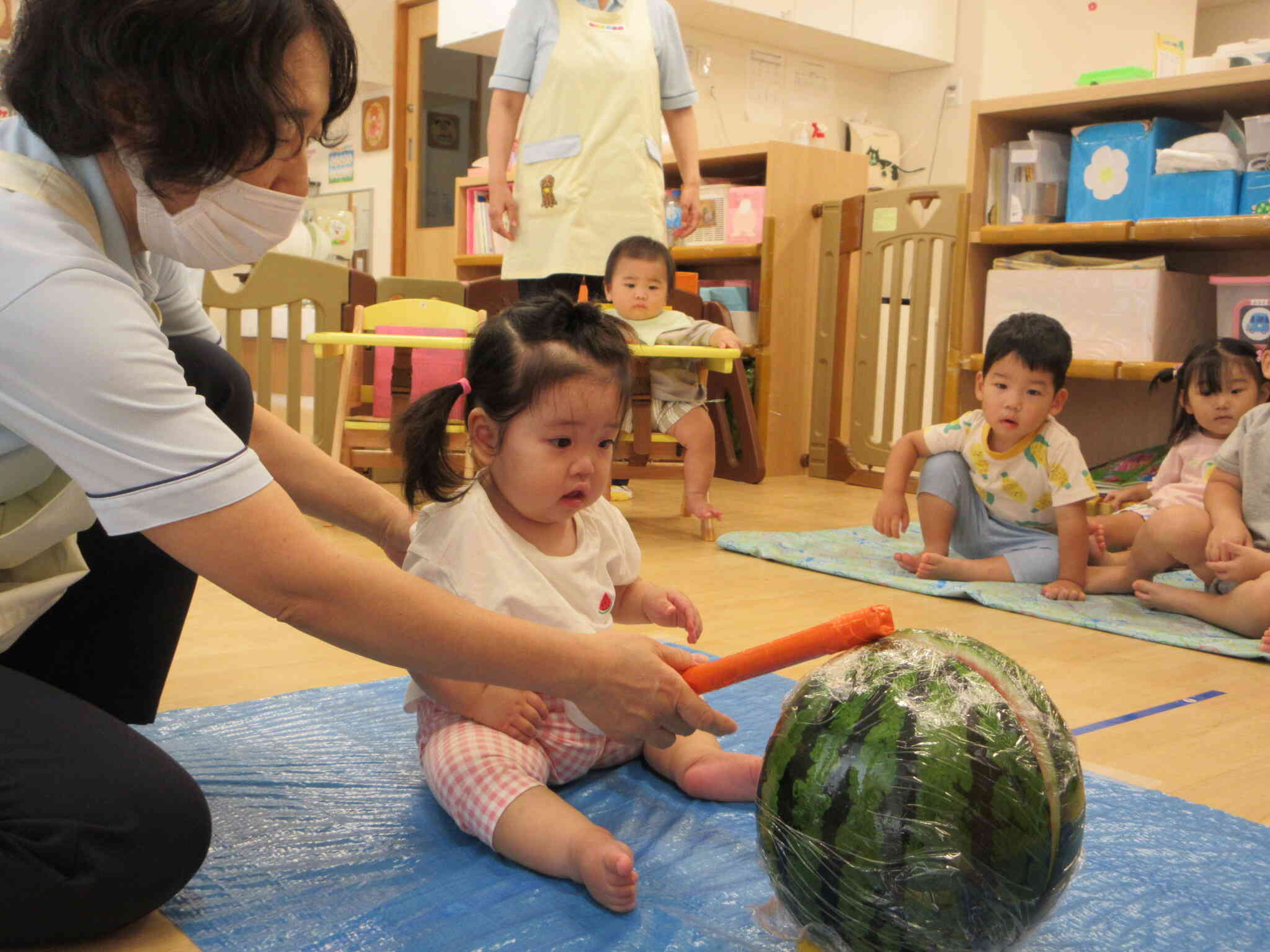 ひよこ組さんは保育者と一緒に「えい！」