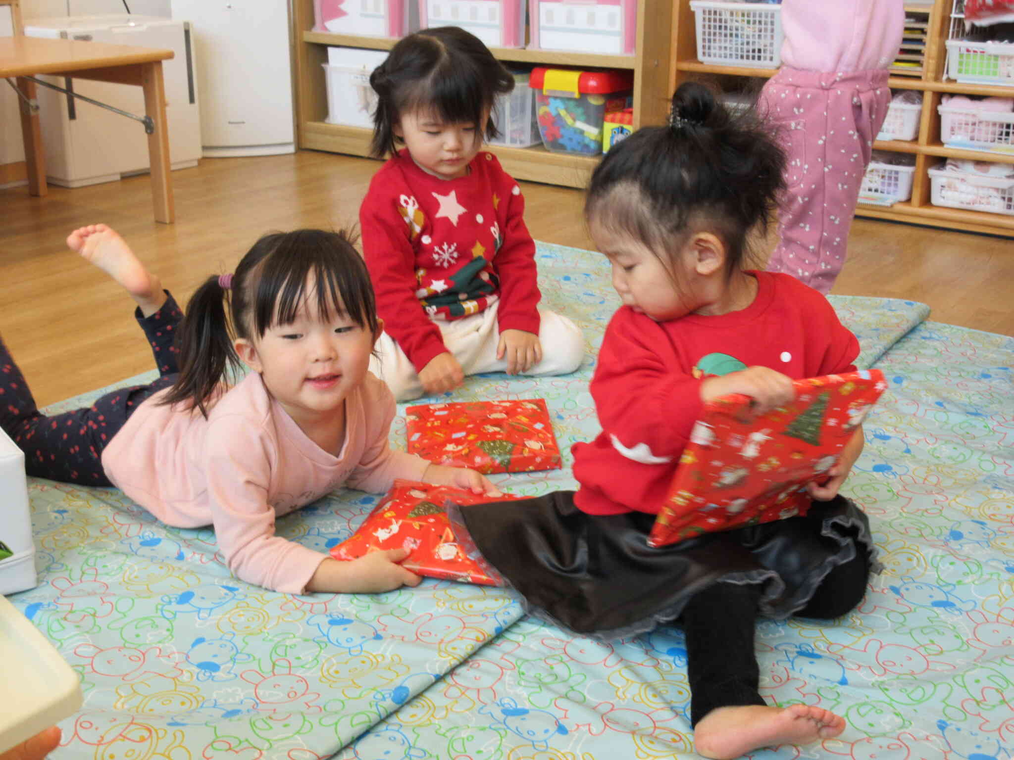 プレゼントの中身が気になって仕方がない様子