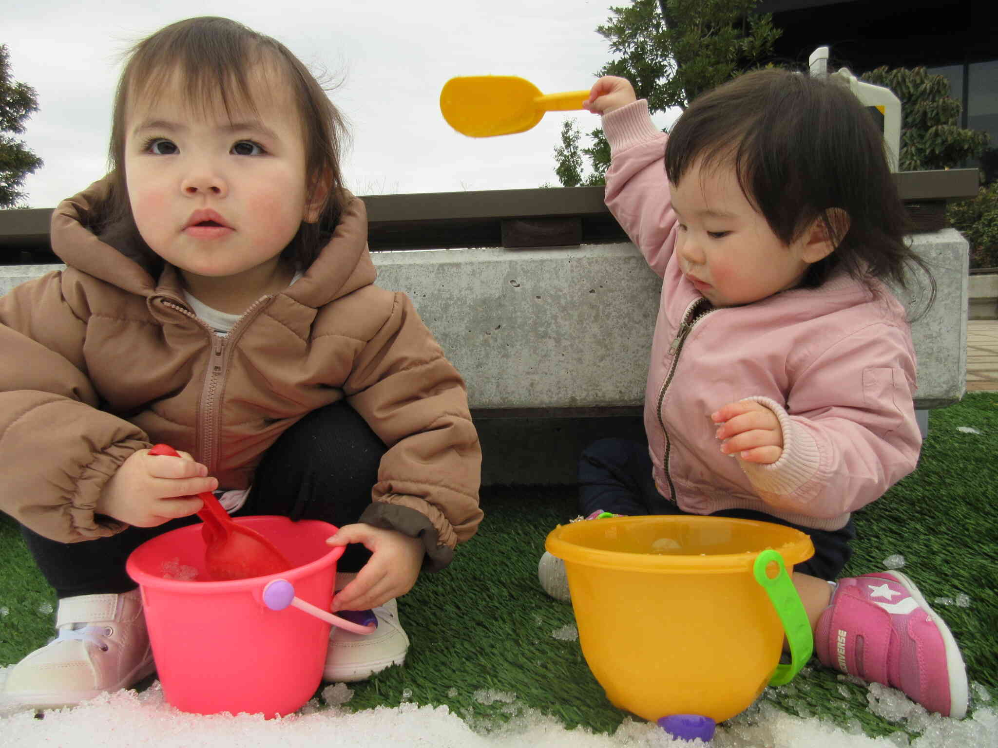バケツの雪をポイポイ捨てて、軽くなったバケツをひっくり返して、なかなか豪快でした。